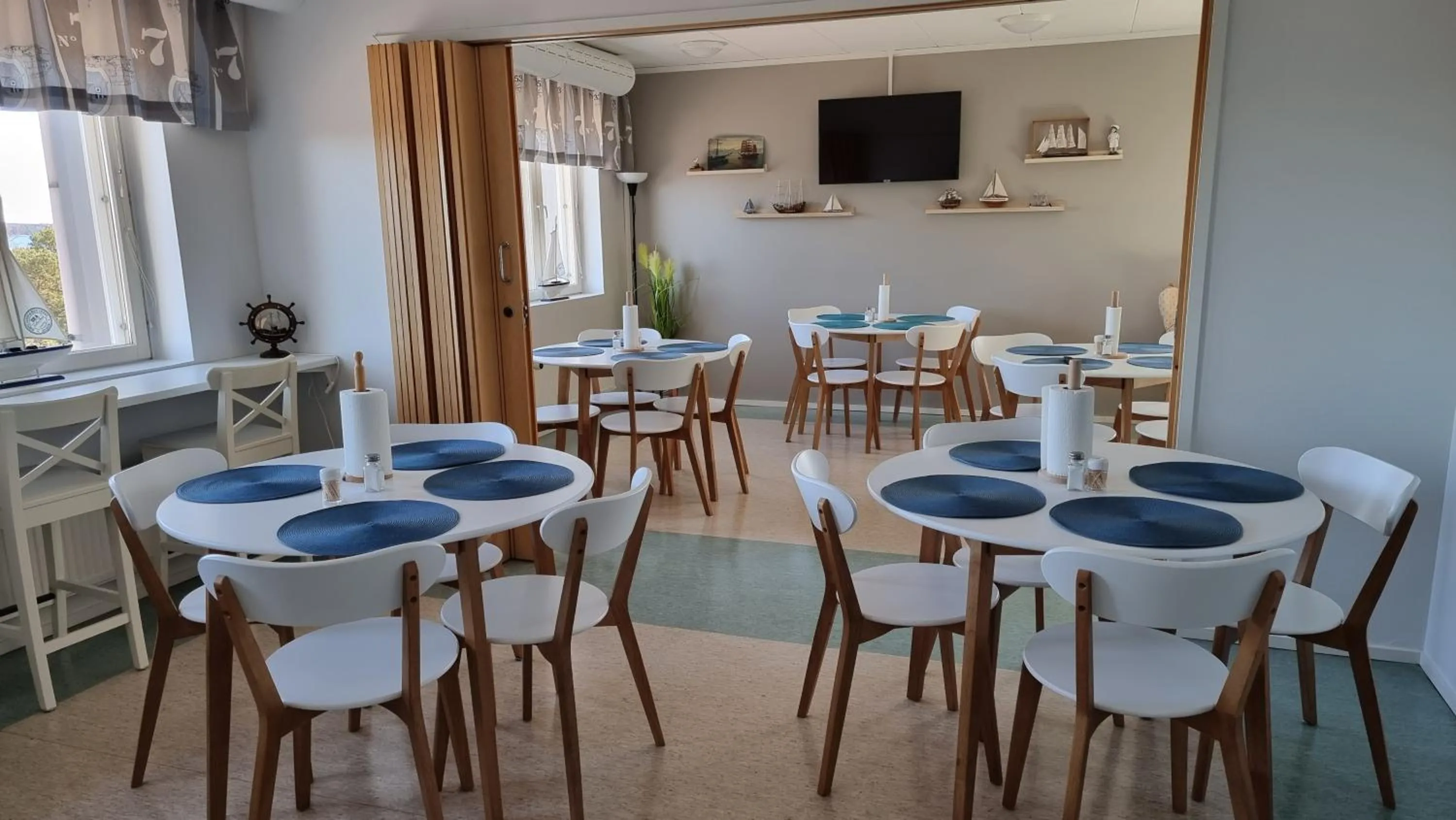 Communal lounge/ TV room in Vanha-Merivartioasema