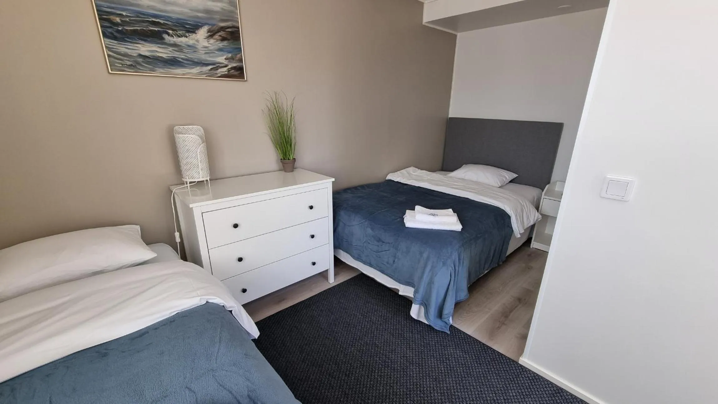 Photo of the whole room, Bed in Vanha-Merivartioasema