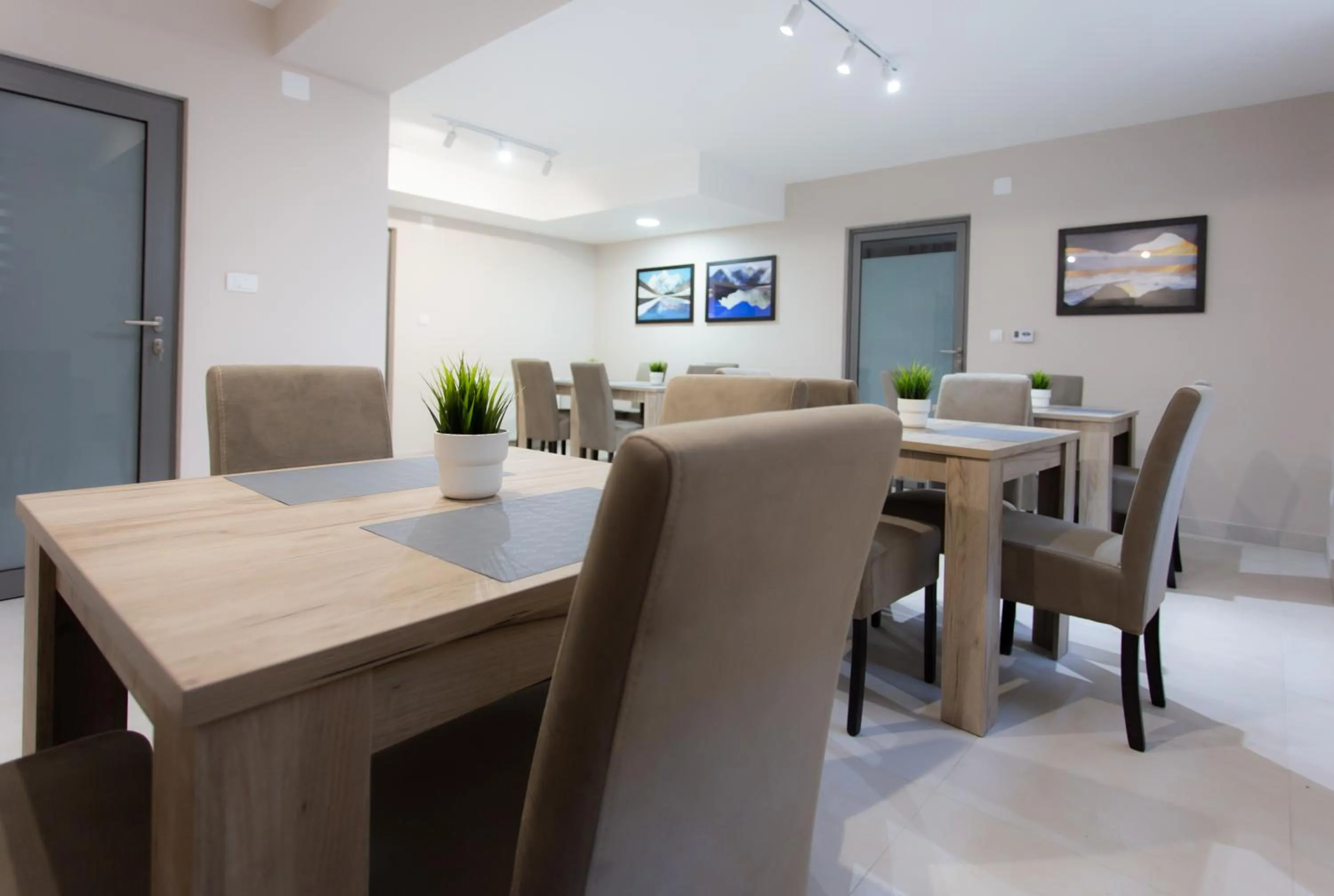 Restaurant/places to eat in Villa BonnaDea