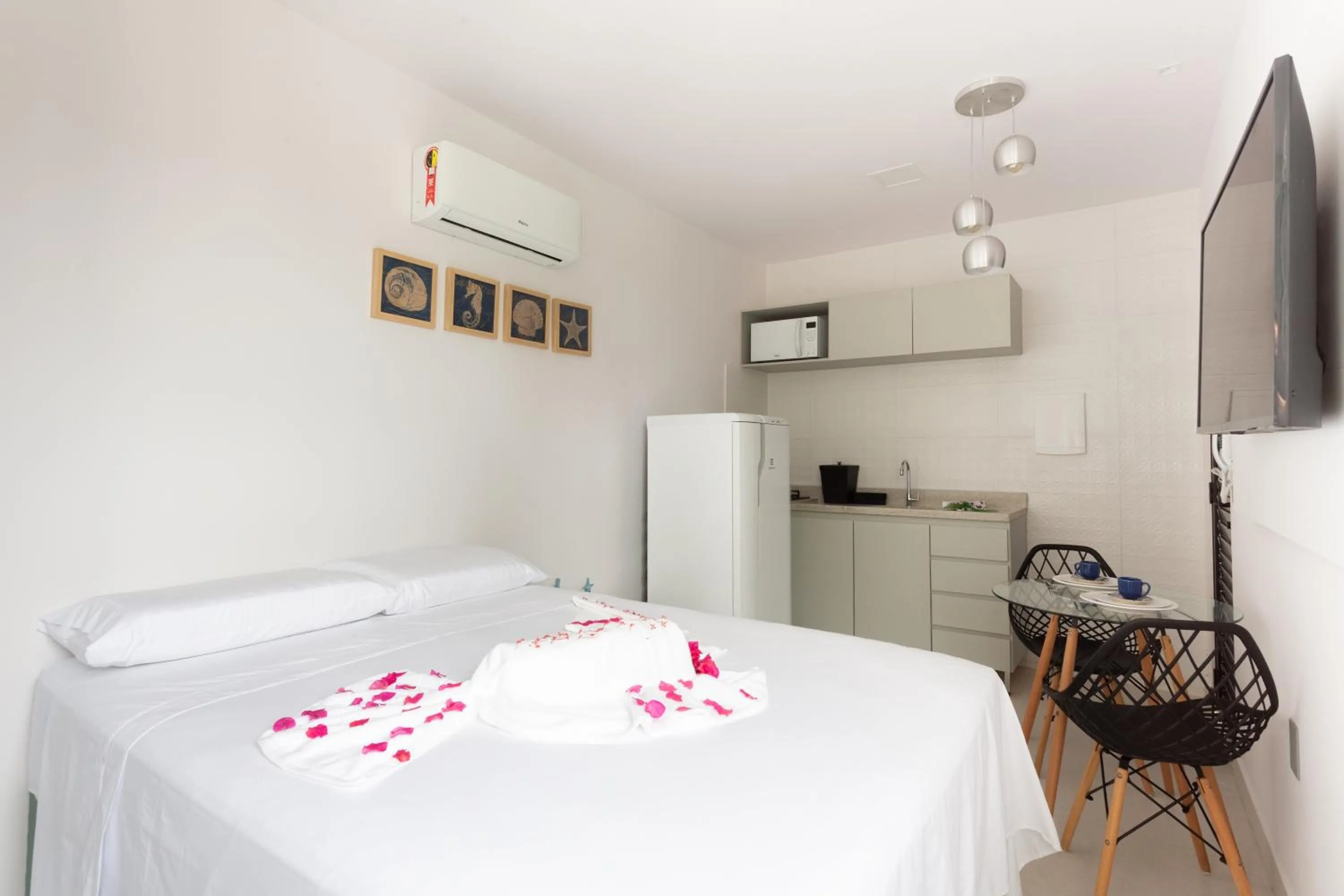 Kitchen or kitchenette, Bed in Quinta do Mar Flats Porto de Galinhas