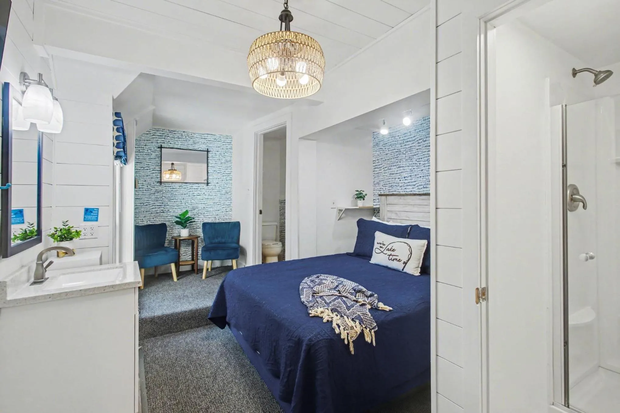 Queen Room in Waters View Inn