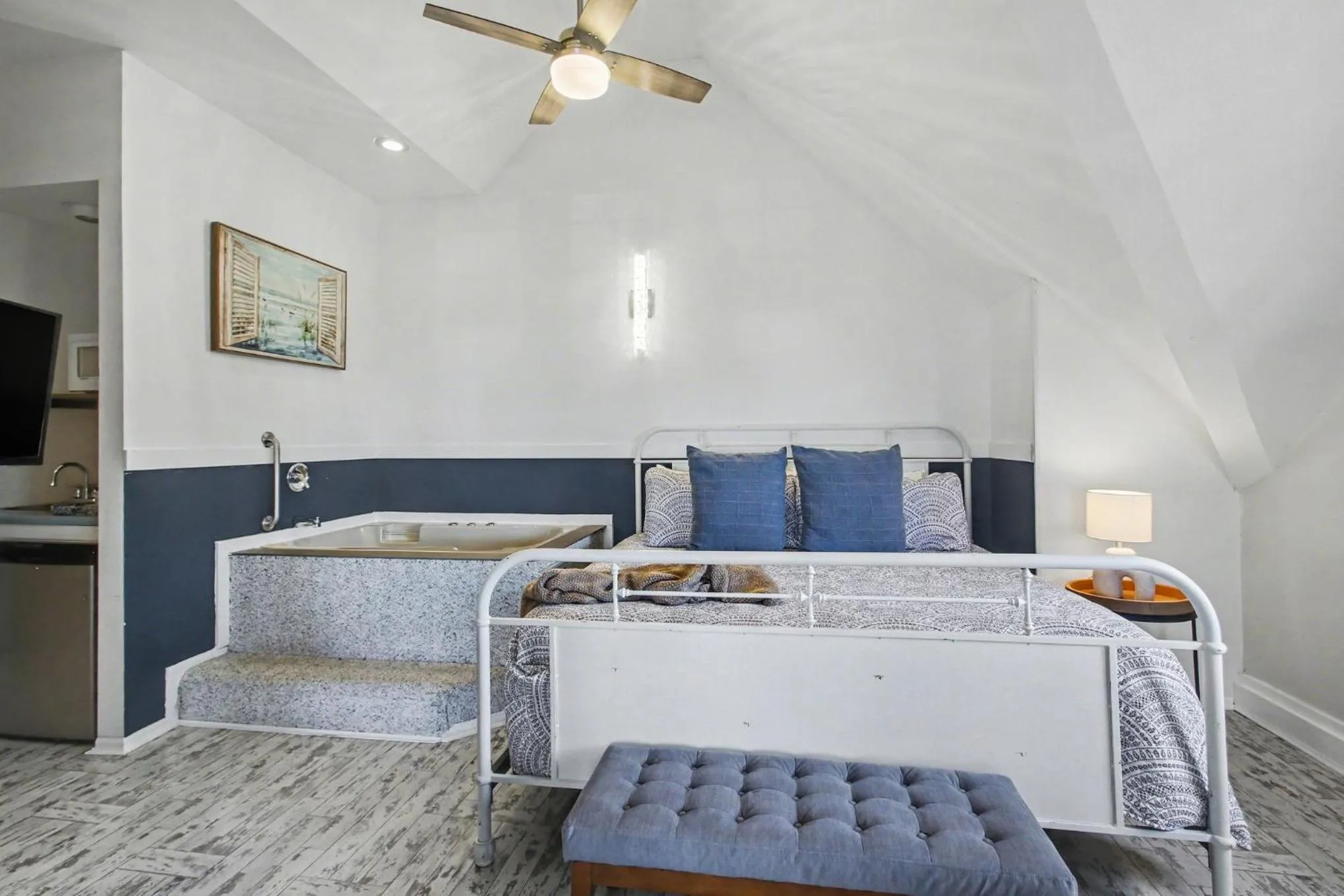 King Suite with Spa Bath in Waters View Inn