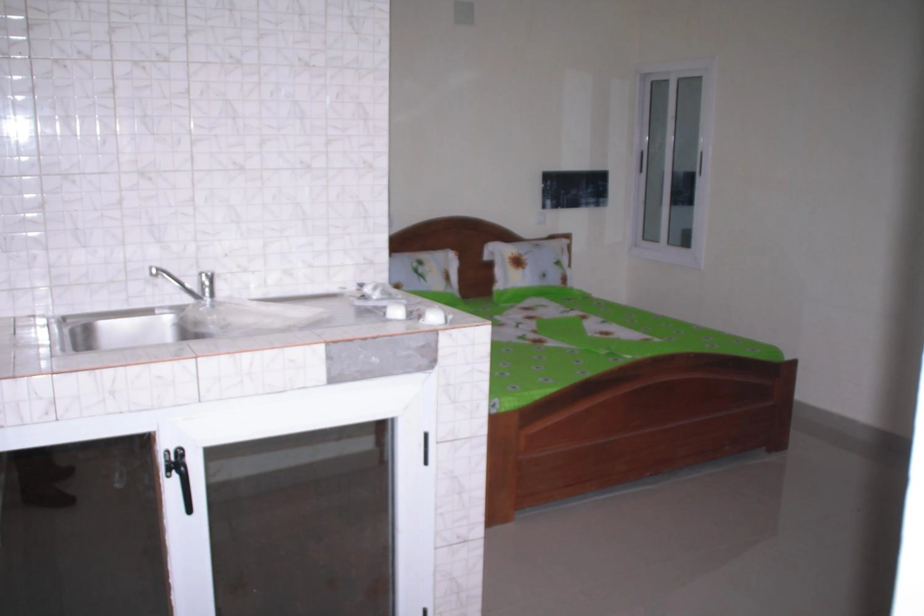 Kitchen or kitchenette, Bed in HOTEL-LE-PARISIEN