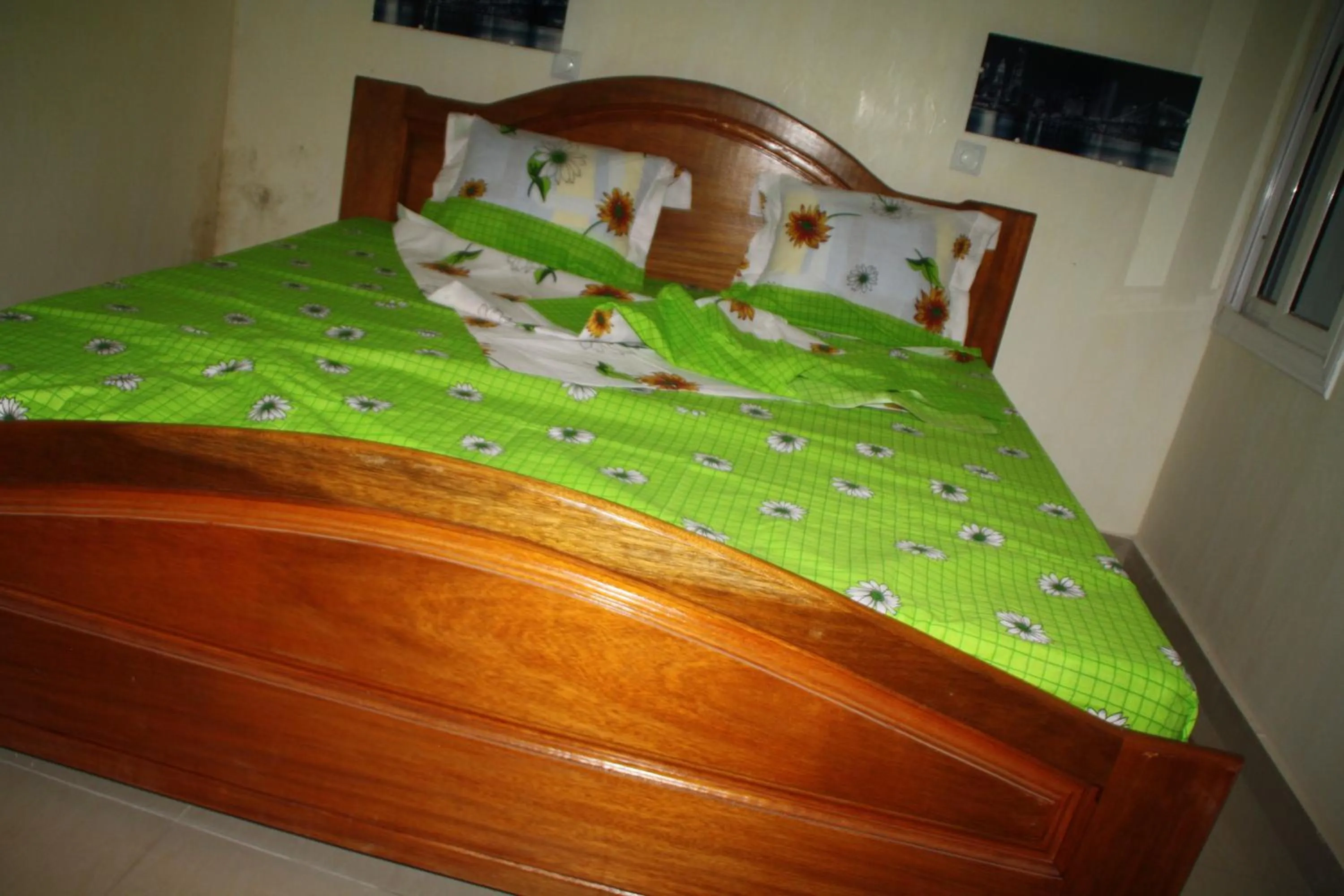 Bed in HOTEL-LE-PARISIEN