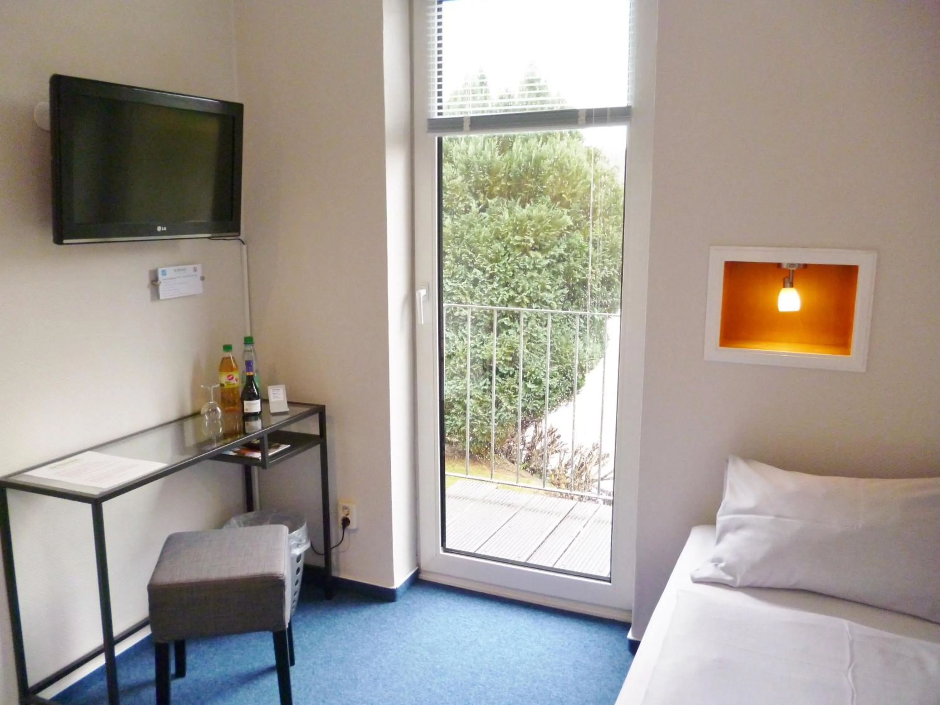 Photo of the whole room, Bed in Hotel Am Mühlenteich