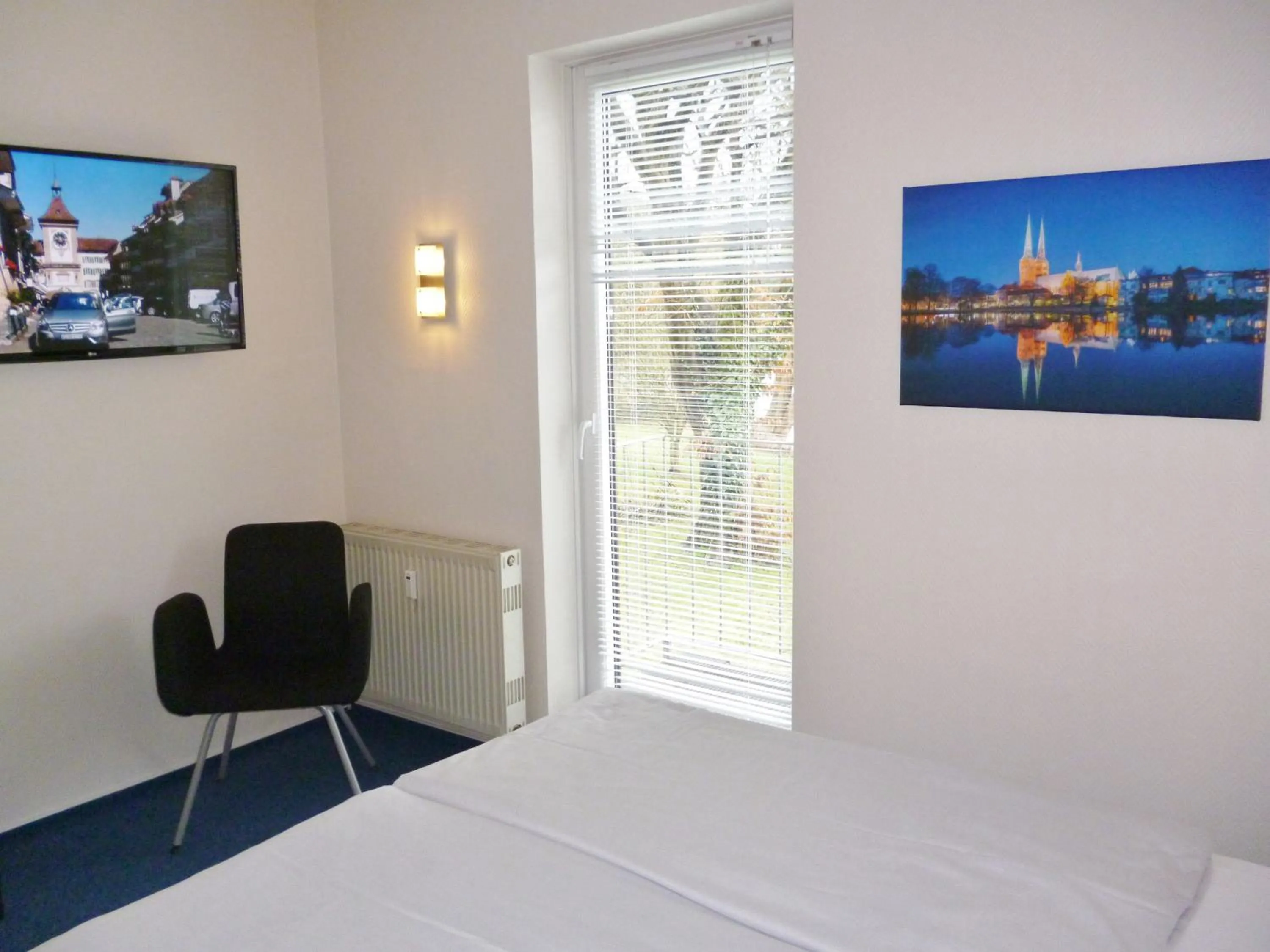 Photo of the whole room, Bed in Hotel Am Mühlenteich