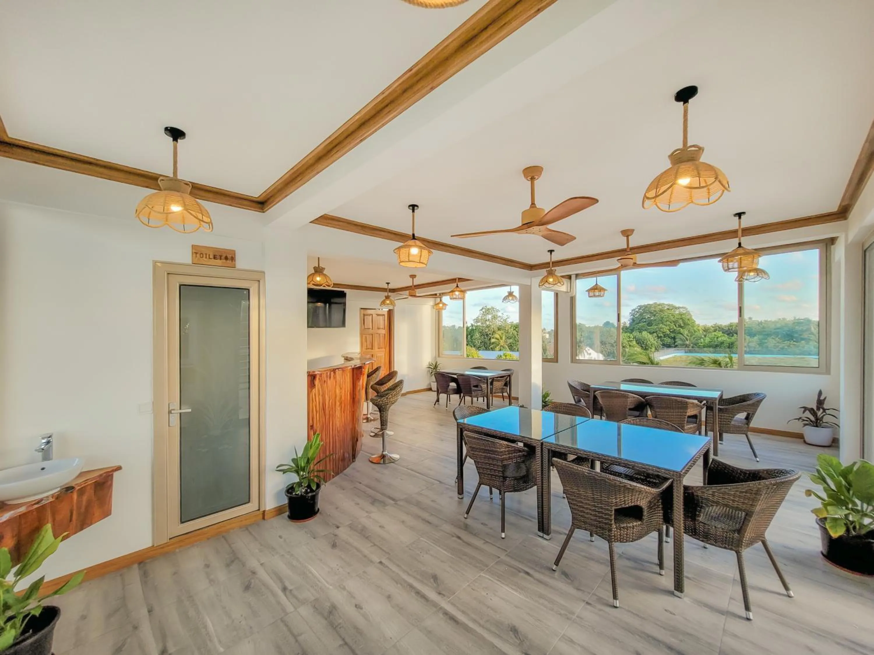 Restaurant/places to eat in Jeym Lodge