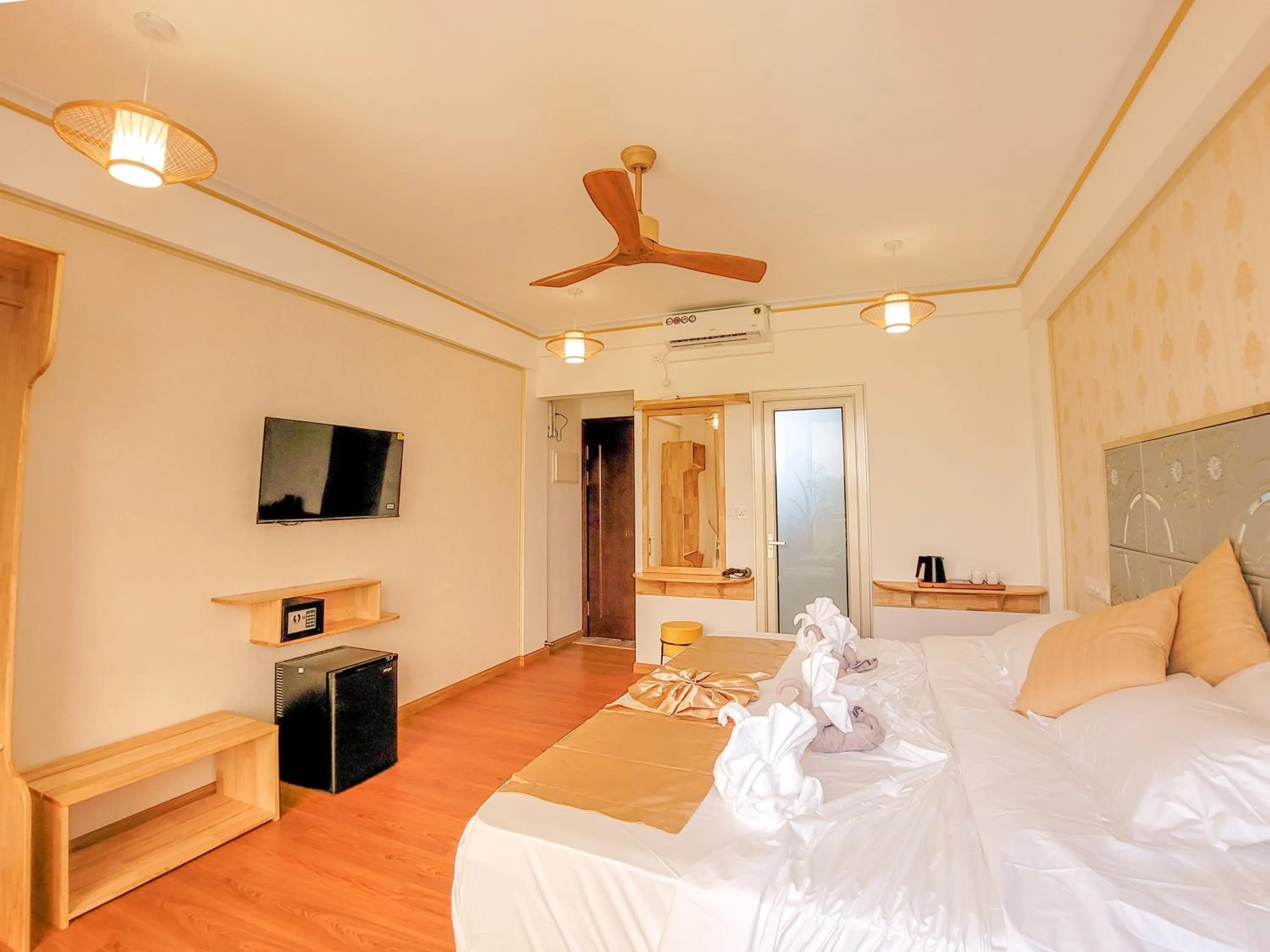 Photo of the whole room, Bed in Jeym Lodge