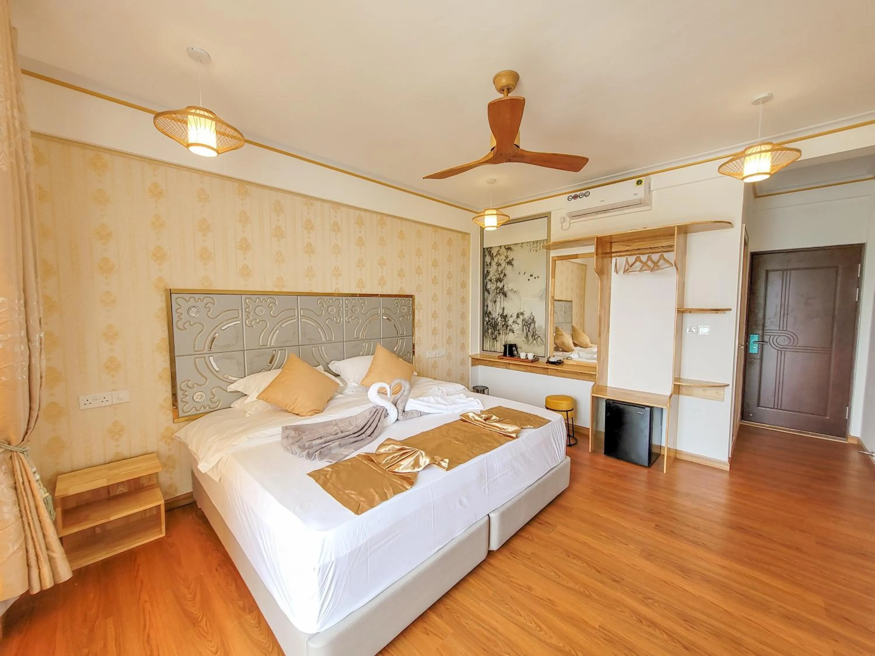 Photo of the whole room, Bed in Jeym Lodge