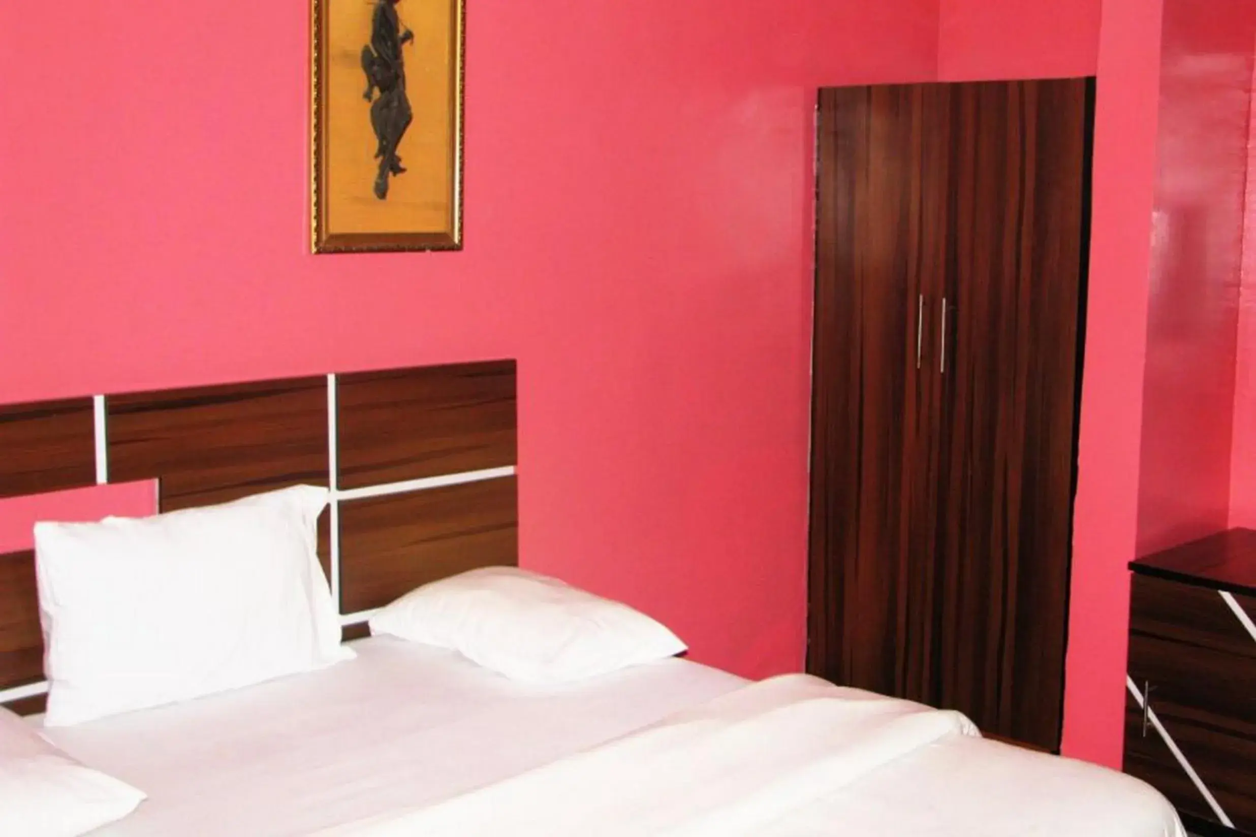 Bed in Londa Hotel and Suites - Double Bed in Londa Hotel and Suites - Double