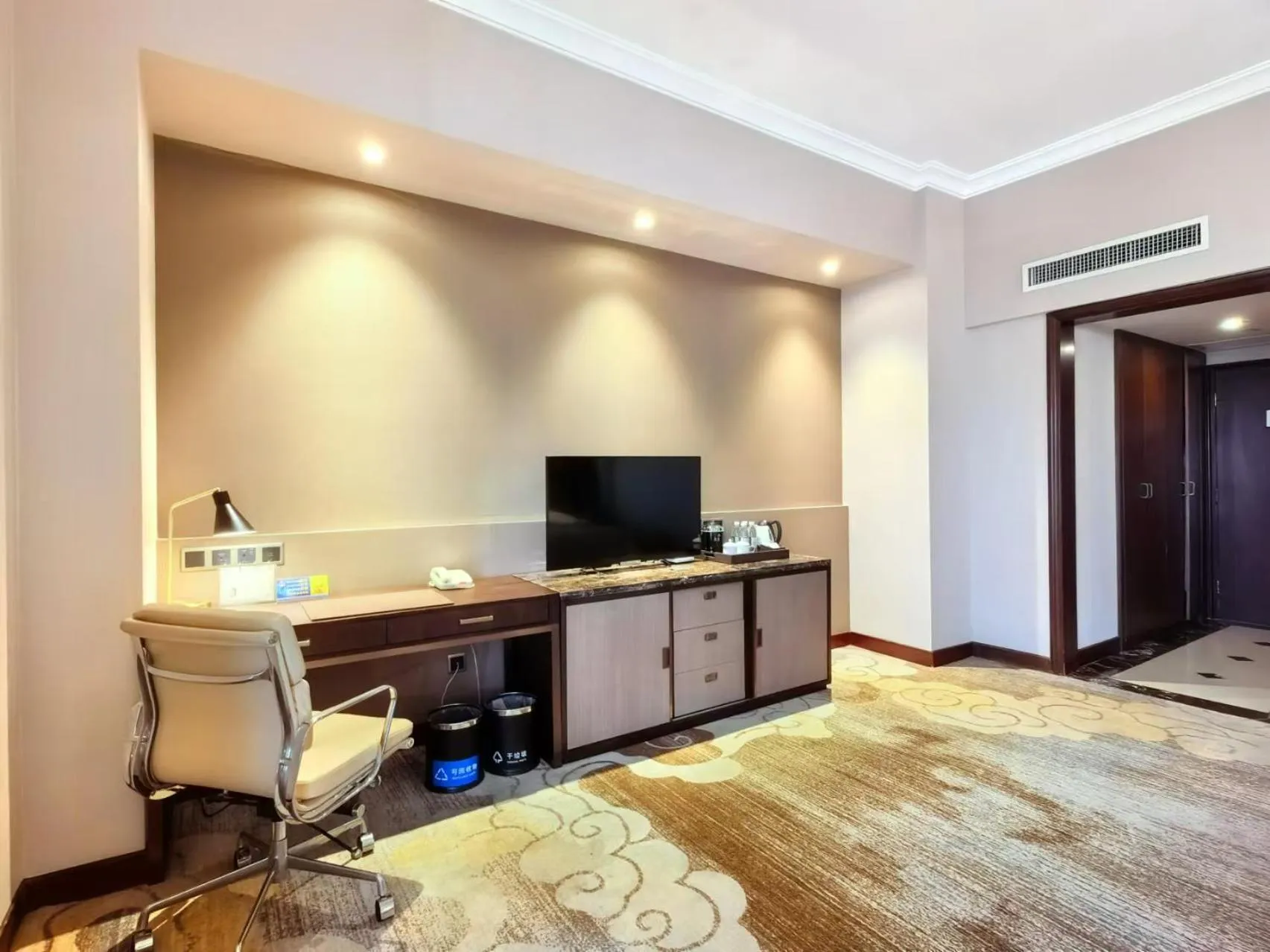 Seating area in Jin Jiang Pine City Hotel