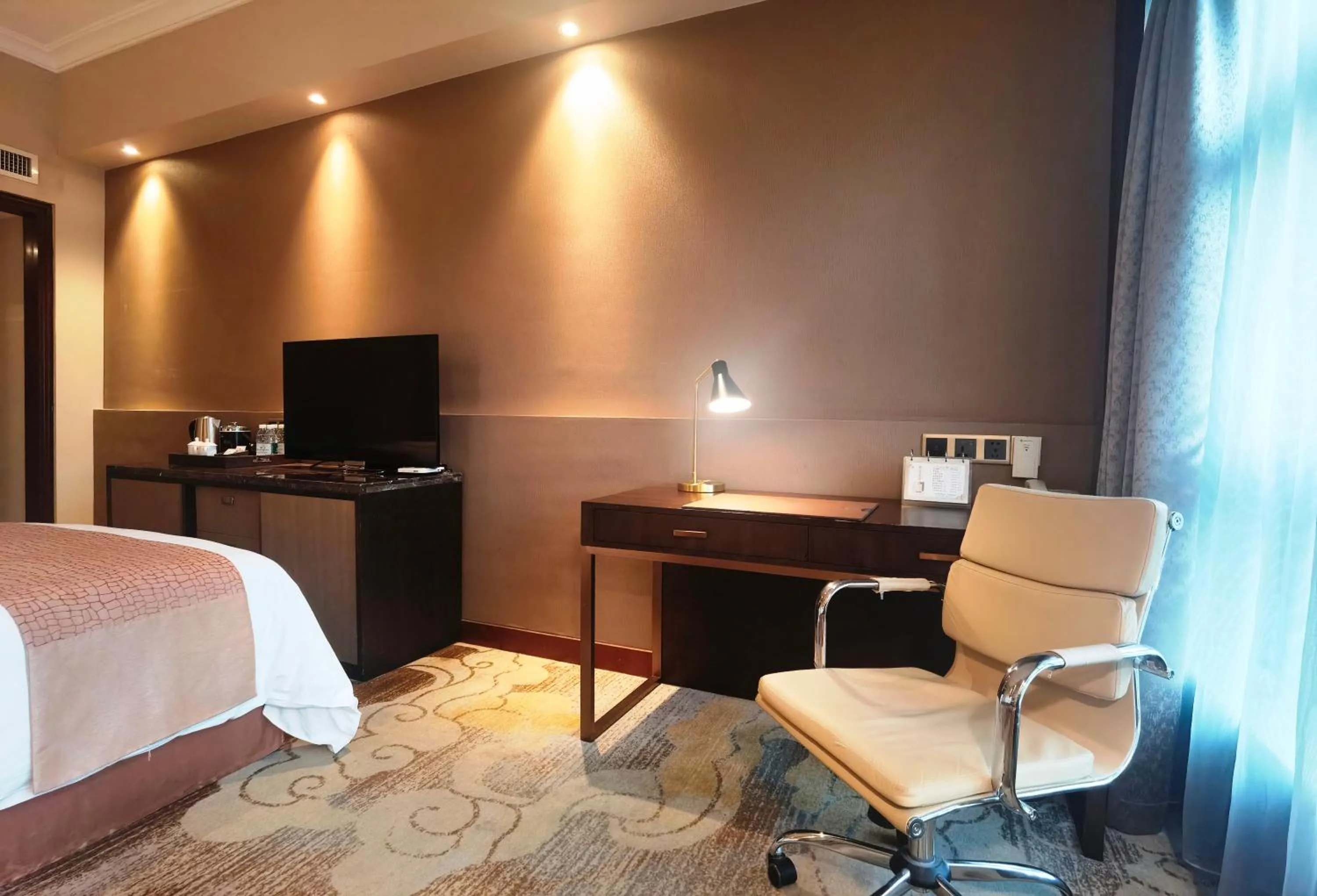 TV and multimedia, Bed in Jin Jiang Pine City Hotel