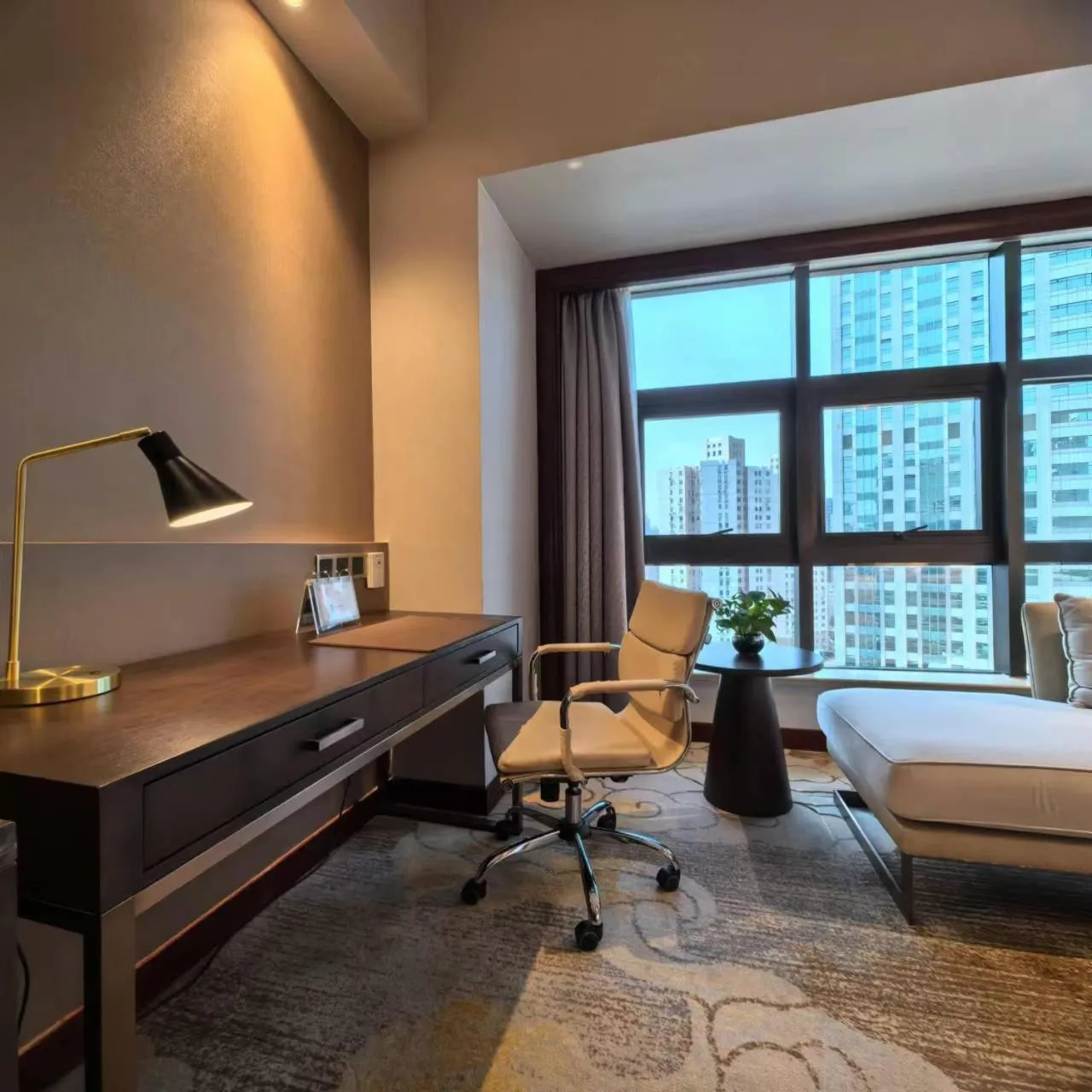Seating area, Bed in Jin Jiang Pine City Hotel