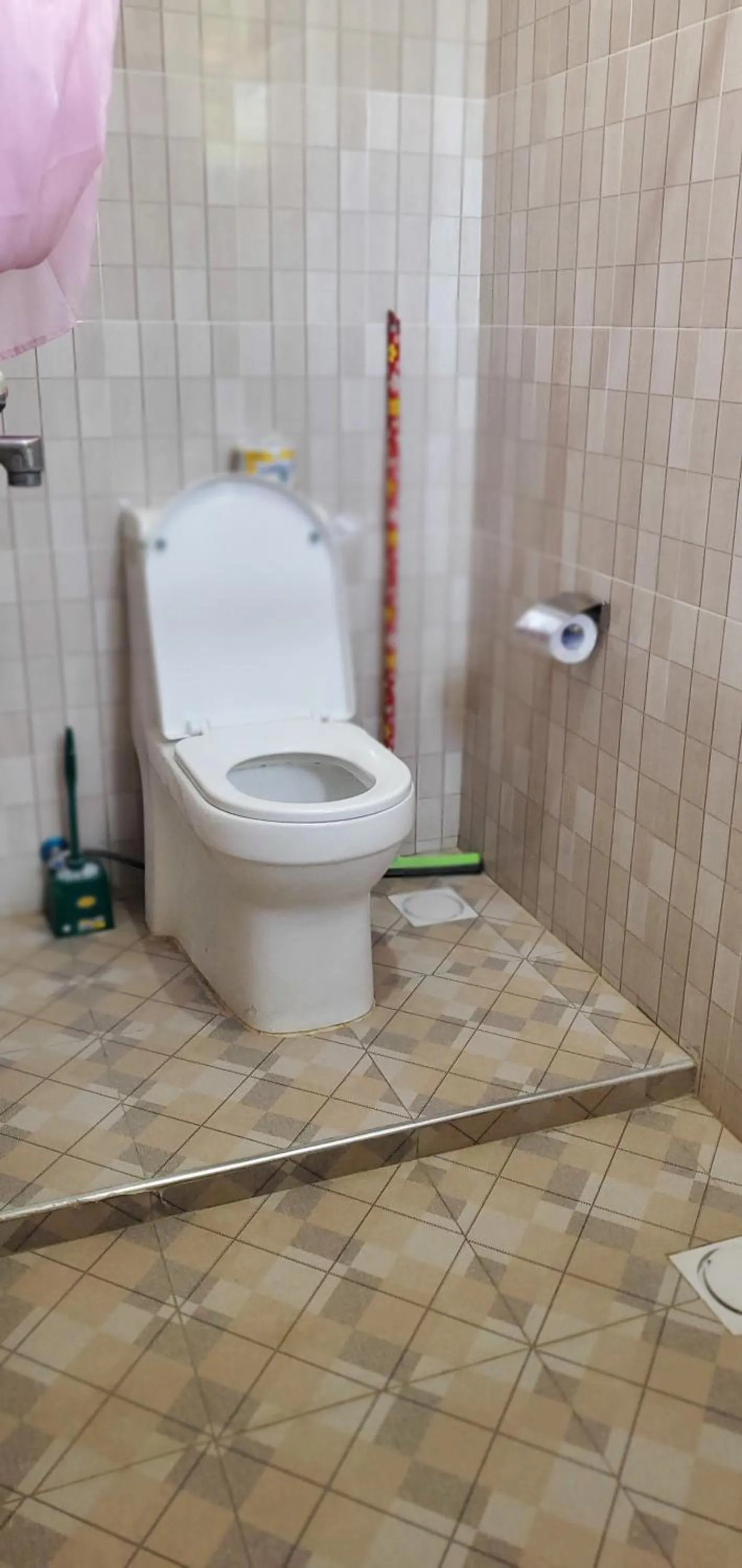 Toilet in L&J Modern Backpackers Kinondoni