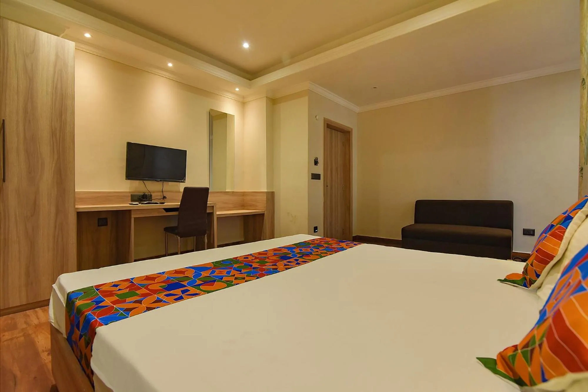 Bed in FabHotel Clive Regency Lovelock - Nr Kolkata Airport