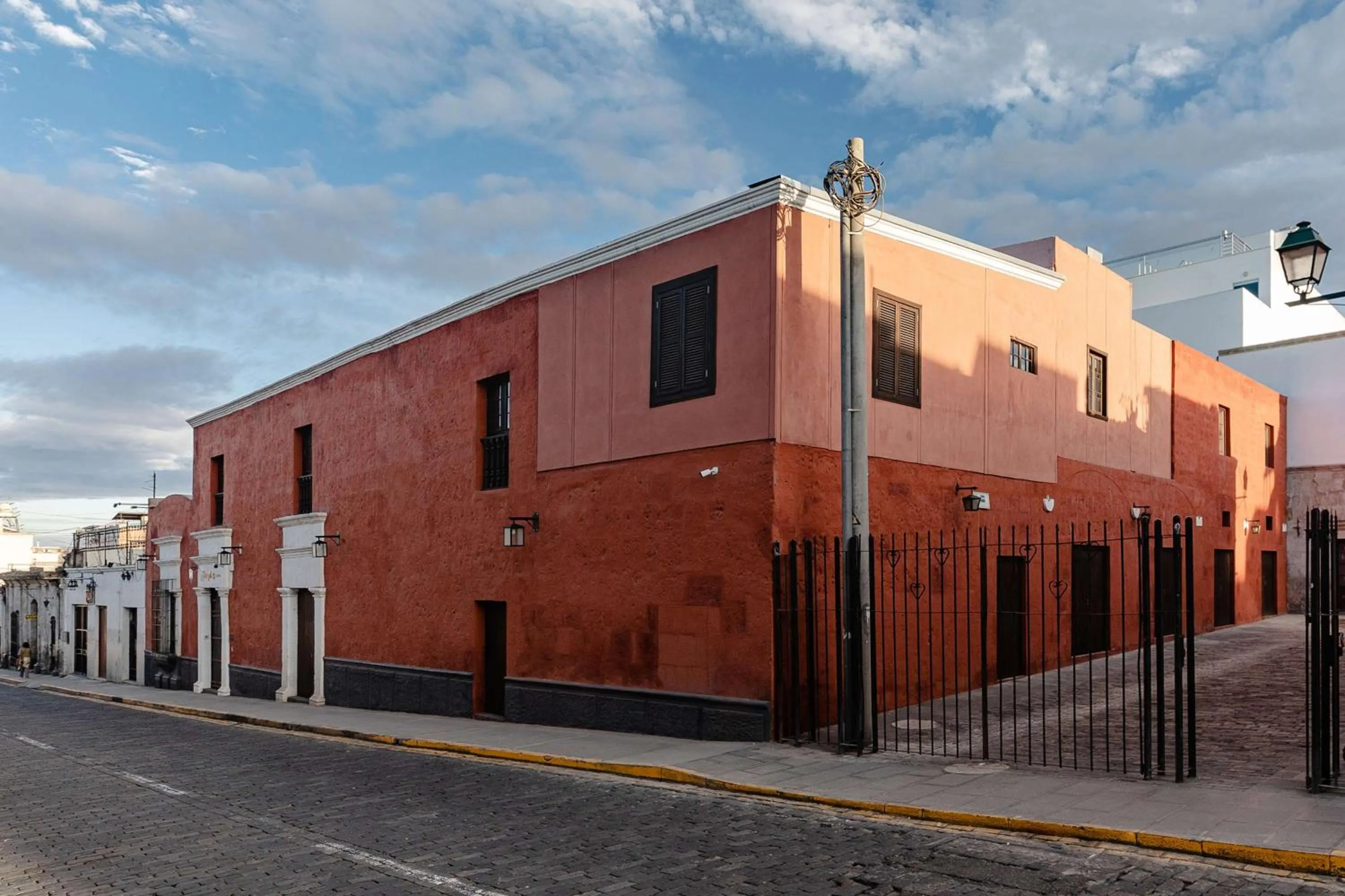 Property building in Hampton by Hilton Arequipa