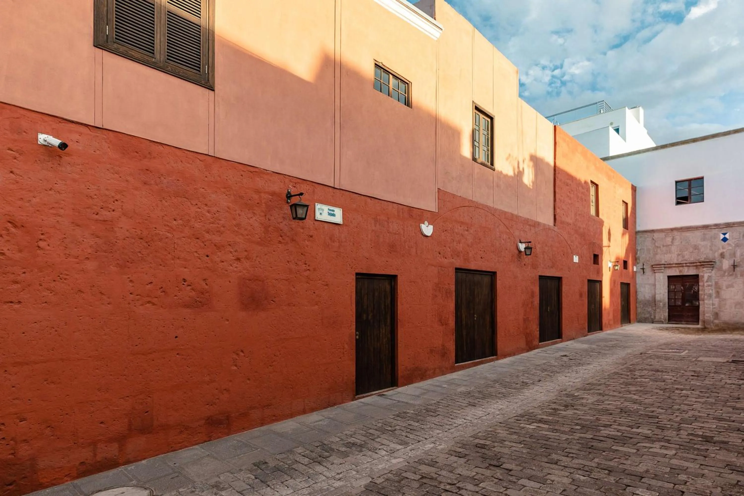 Property building in Hampton by Hilton Arequipa