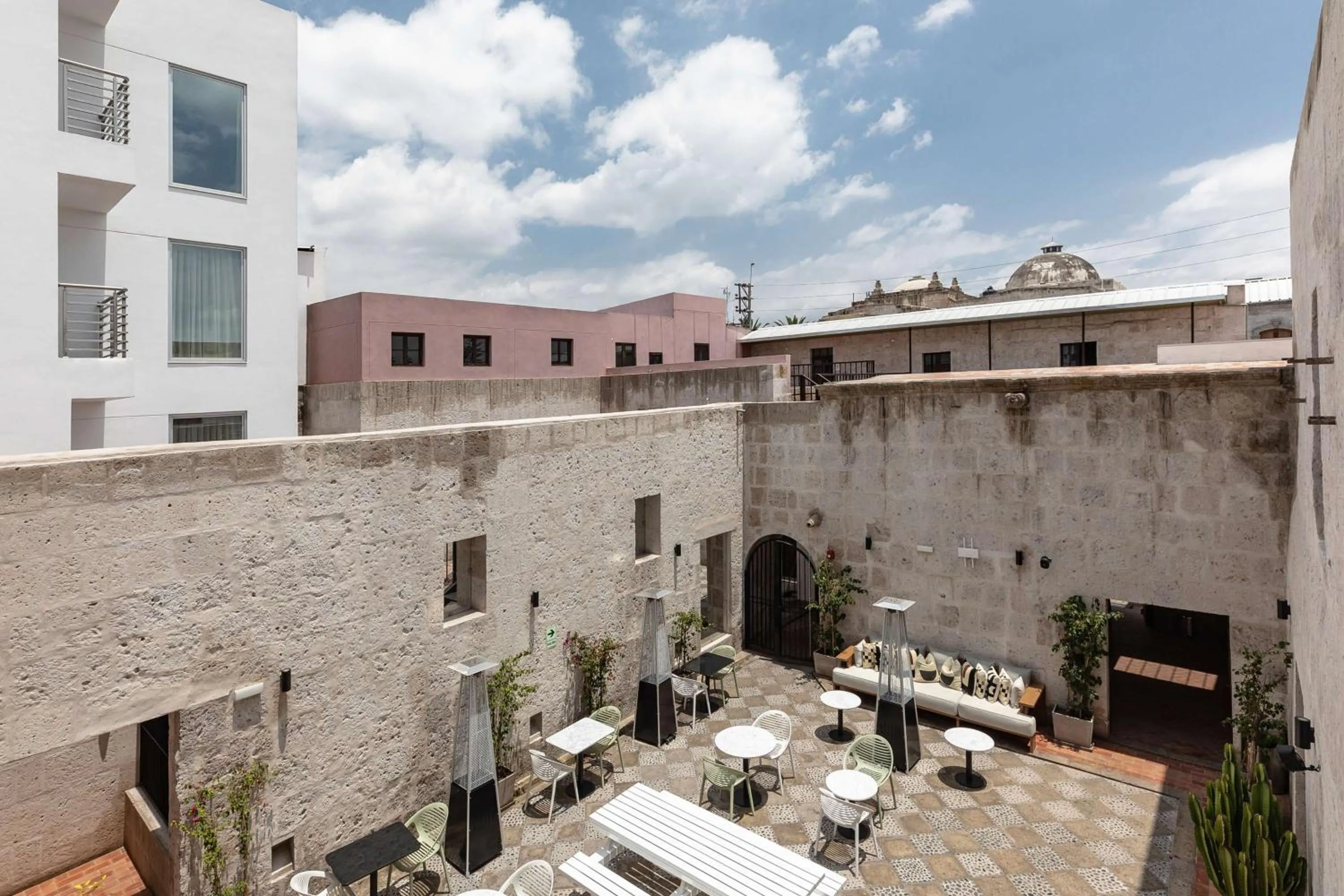 Dining area in Hampton by Hilton Arequipa