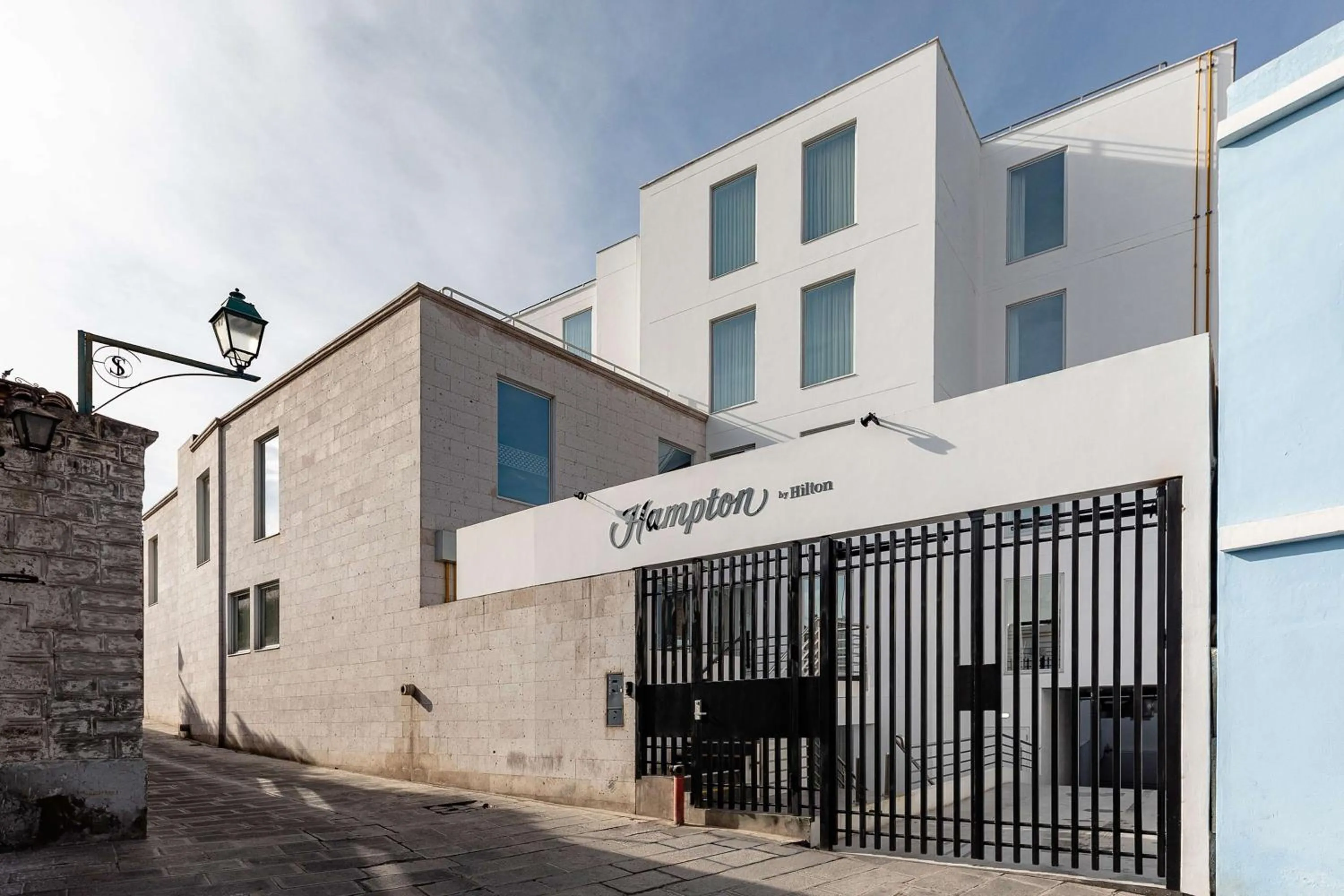 Property building in Hampton by Hilton Arequipa