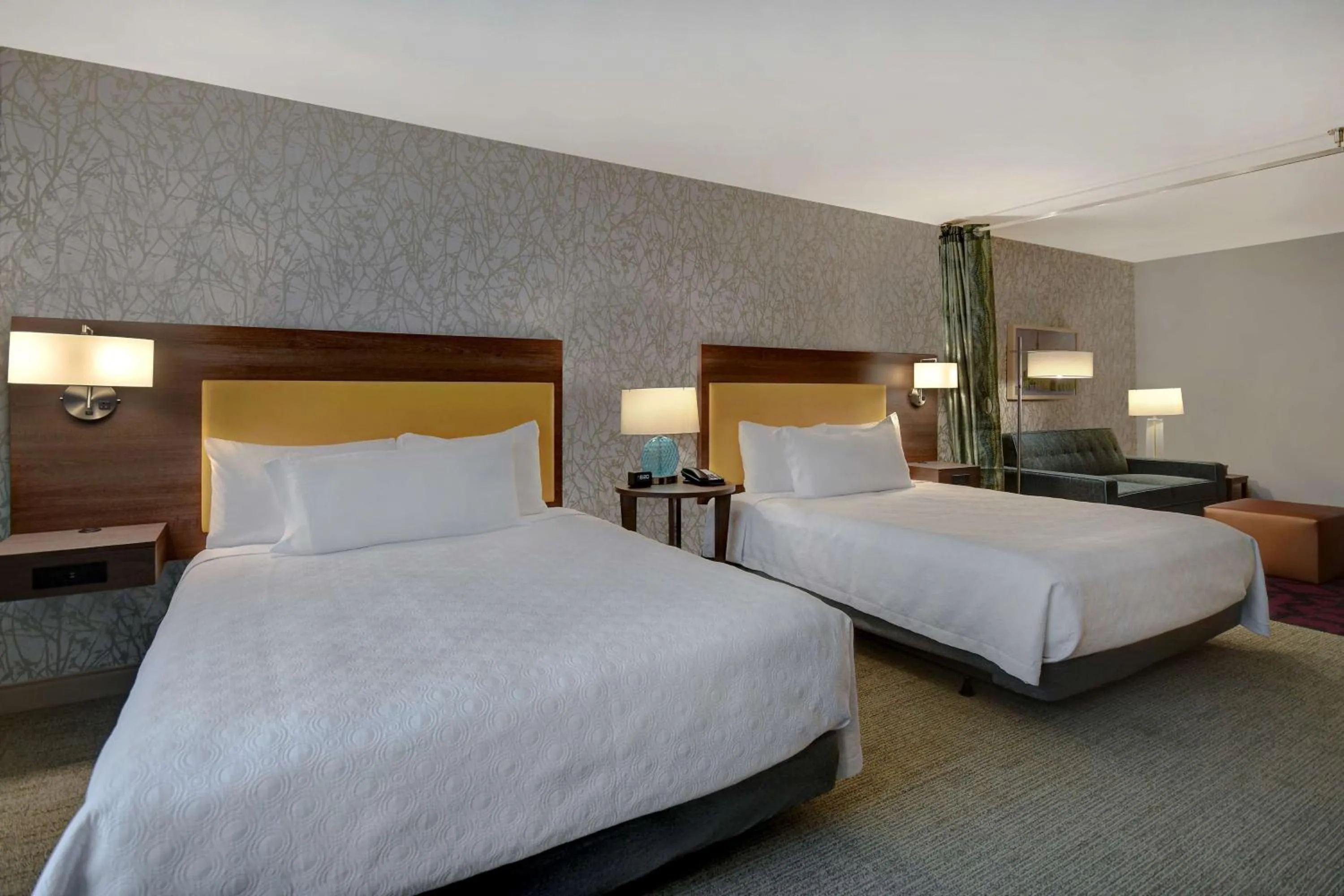 Living room, Bed in Home2 Suites East Hanover, NJ