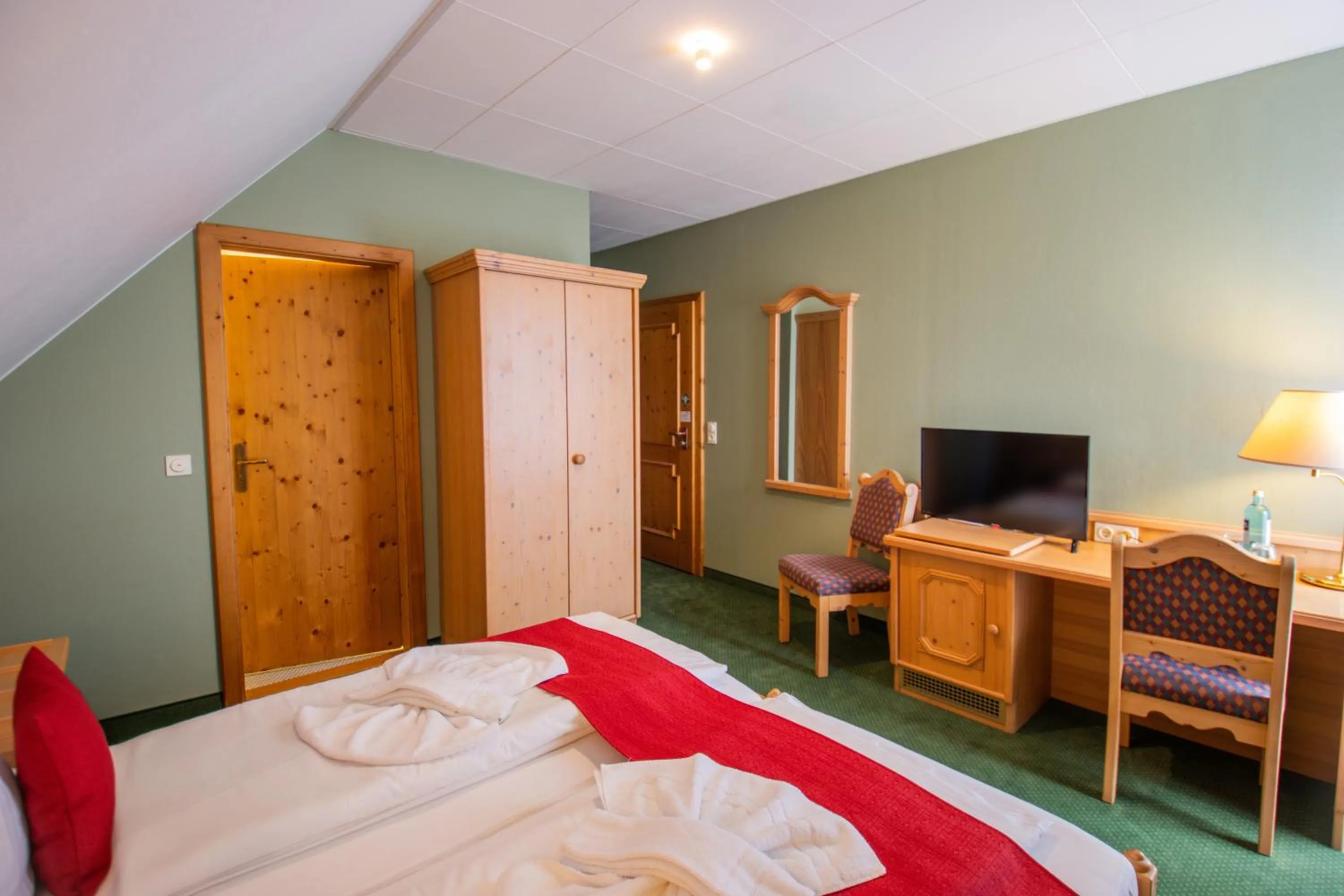 Photo of the whole room, Bed in Hotel Schloss Nebra