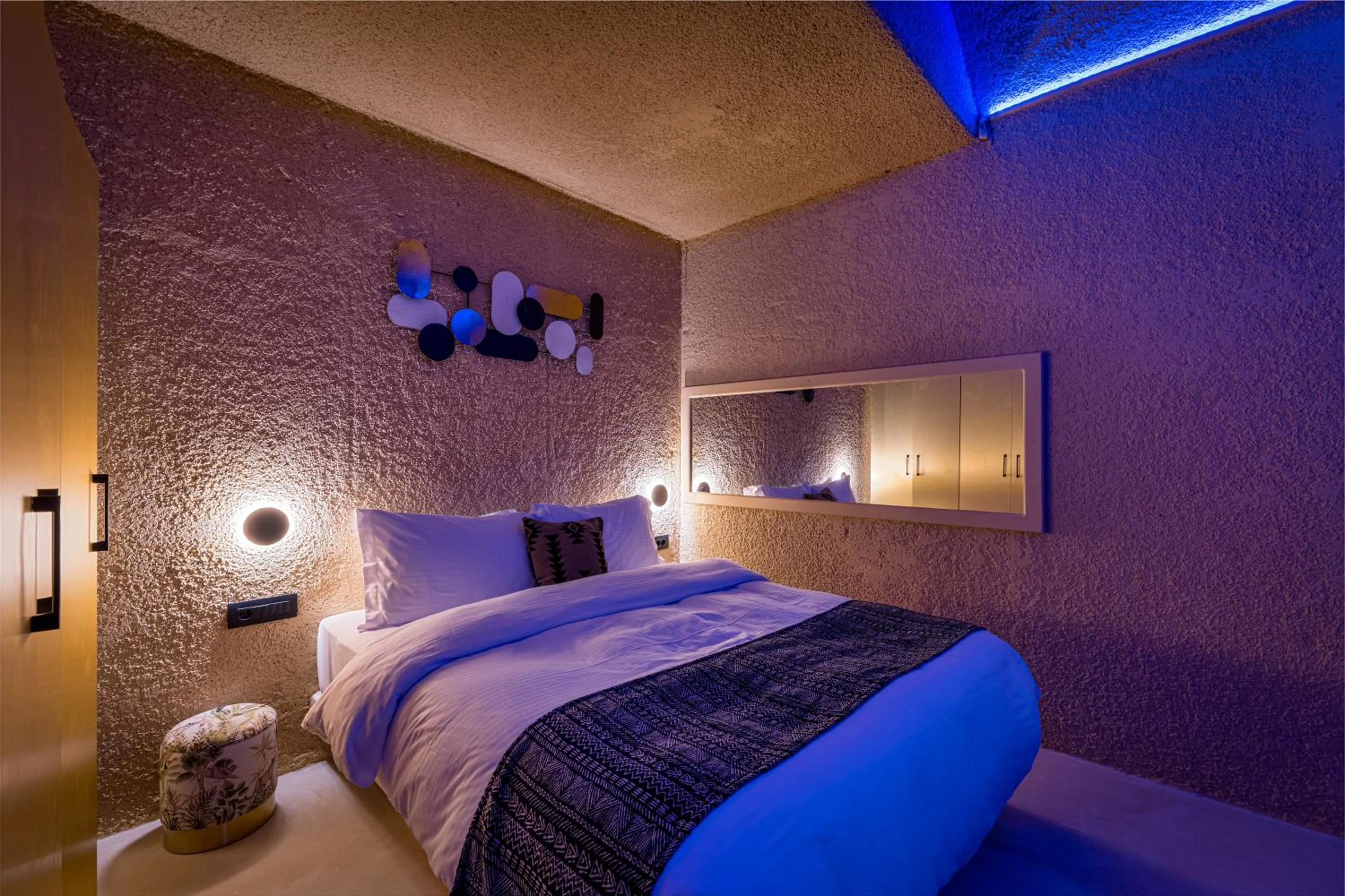 Bedroom, Bed in Canyon Santorini