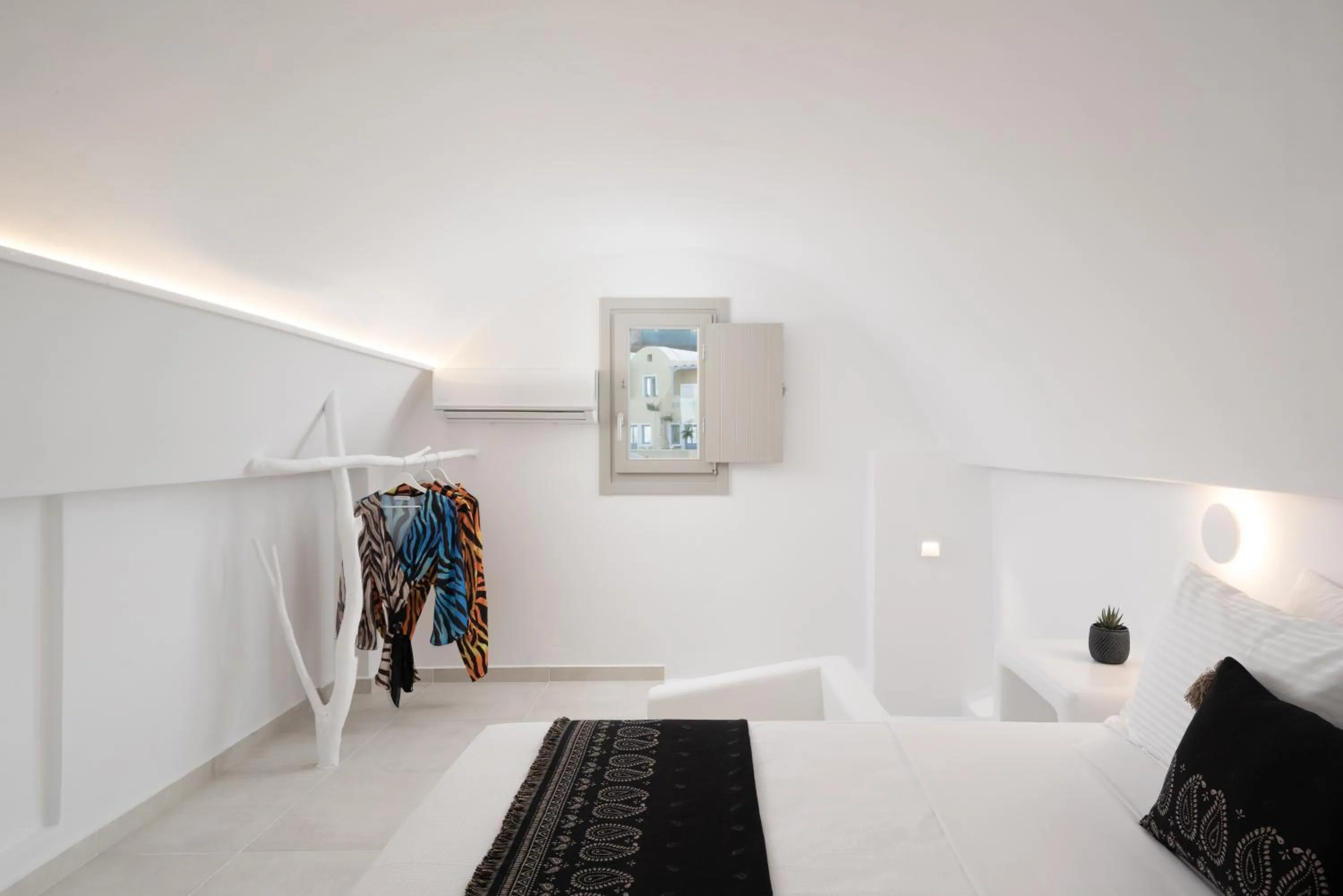 Bed in Canyon Santorini