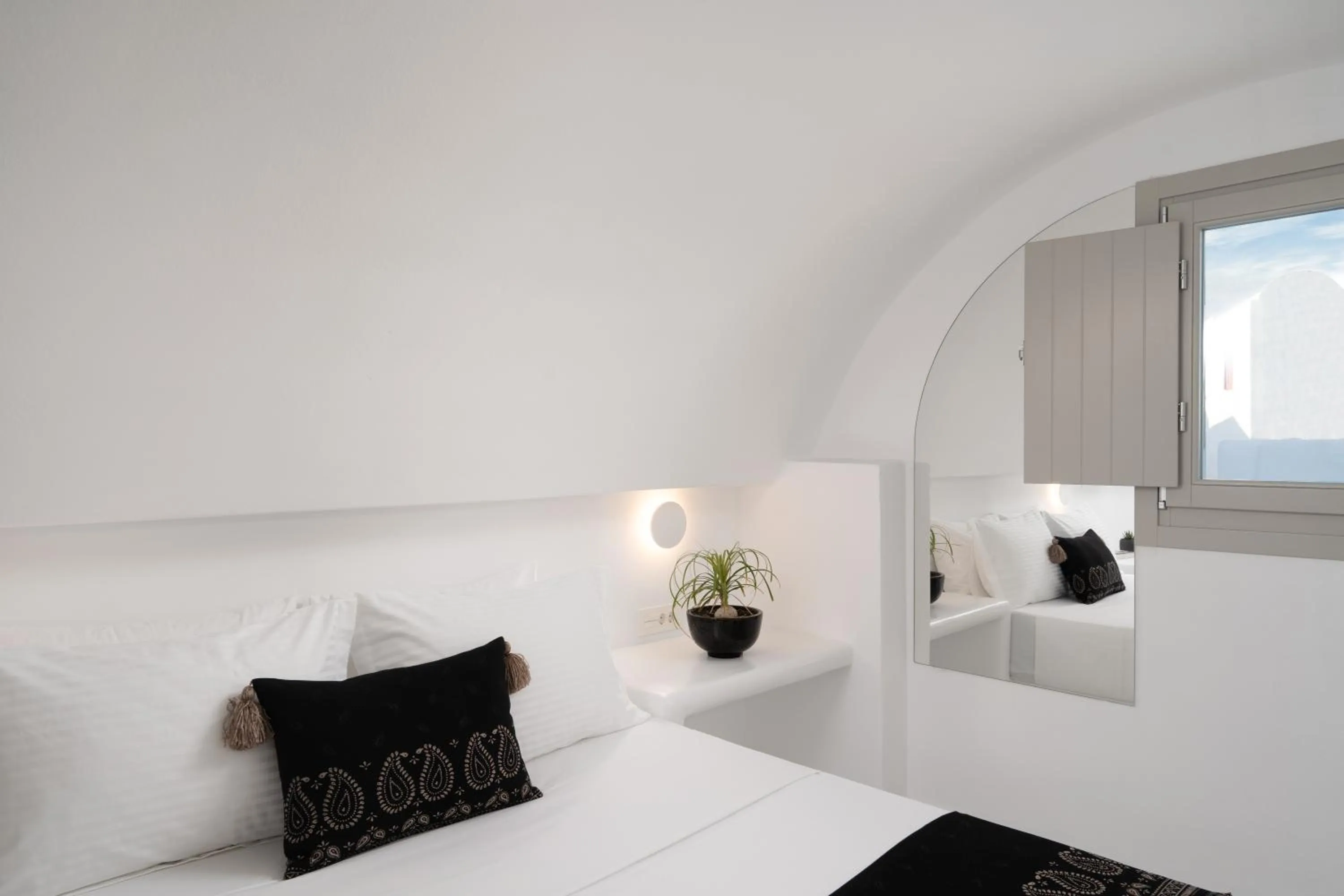 Bed in Canyon Santorini