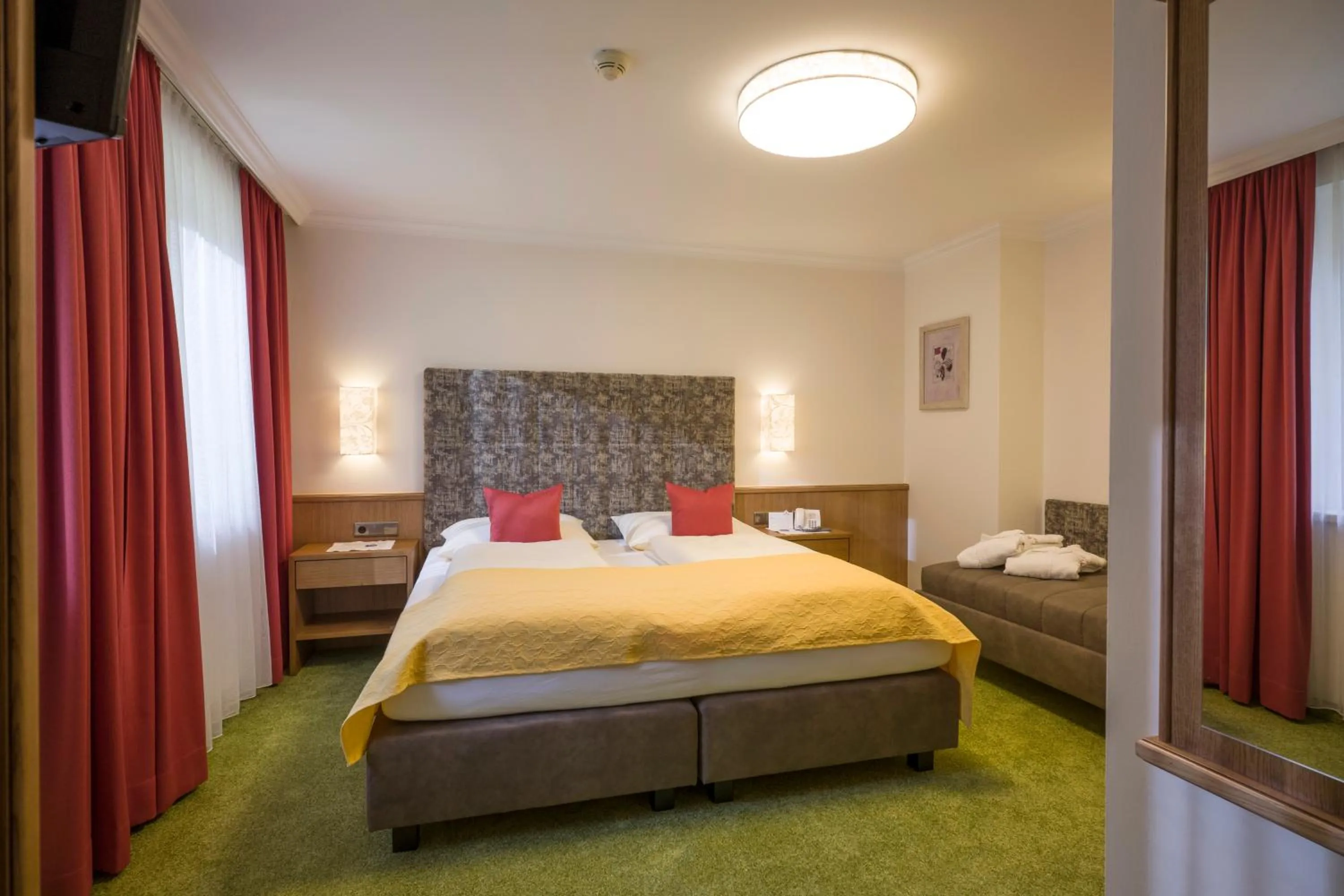 Garden view, Bed in Hotel-Garni Jakober - B&B und Appartements