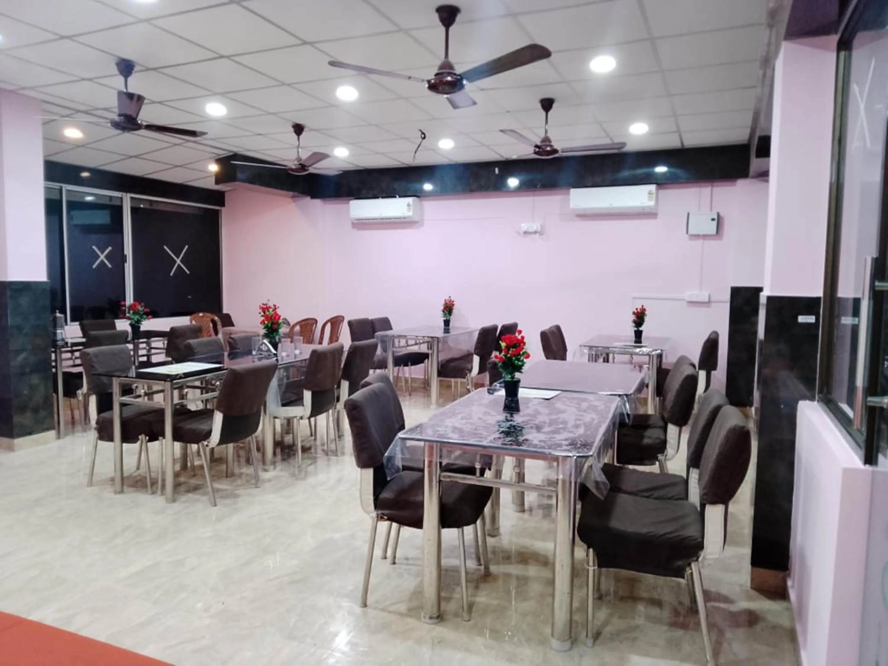 Restaurant/places to eat in HOTEL SHREESH (NEIL)