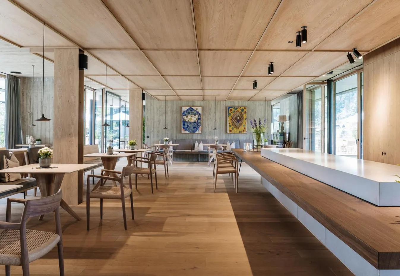 Restaurant/places to eat in zelloon boutique hotel