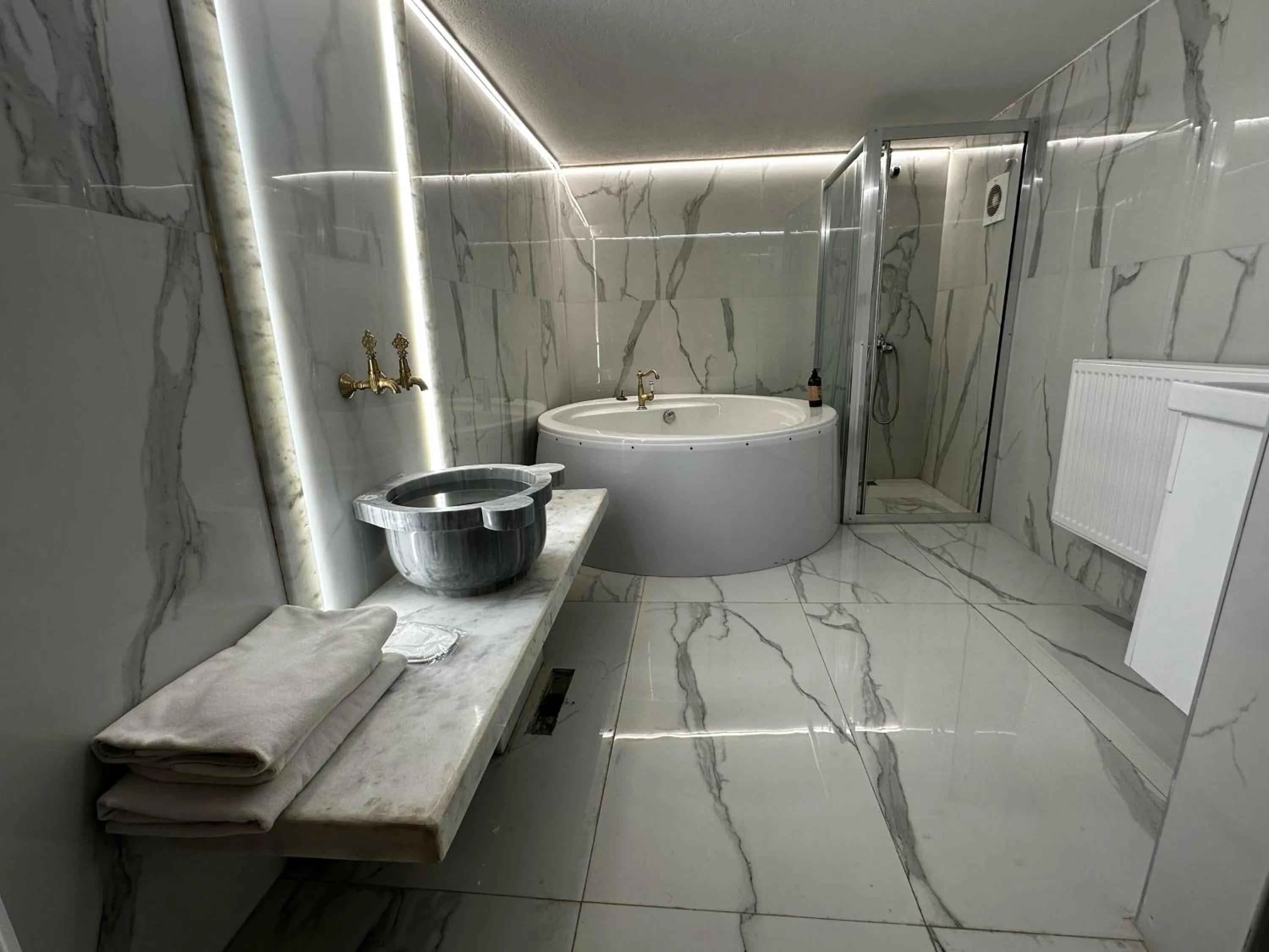 Shower in SEVEN ROSES APART HOTEL