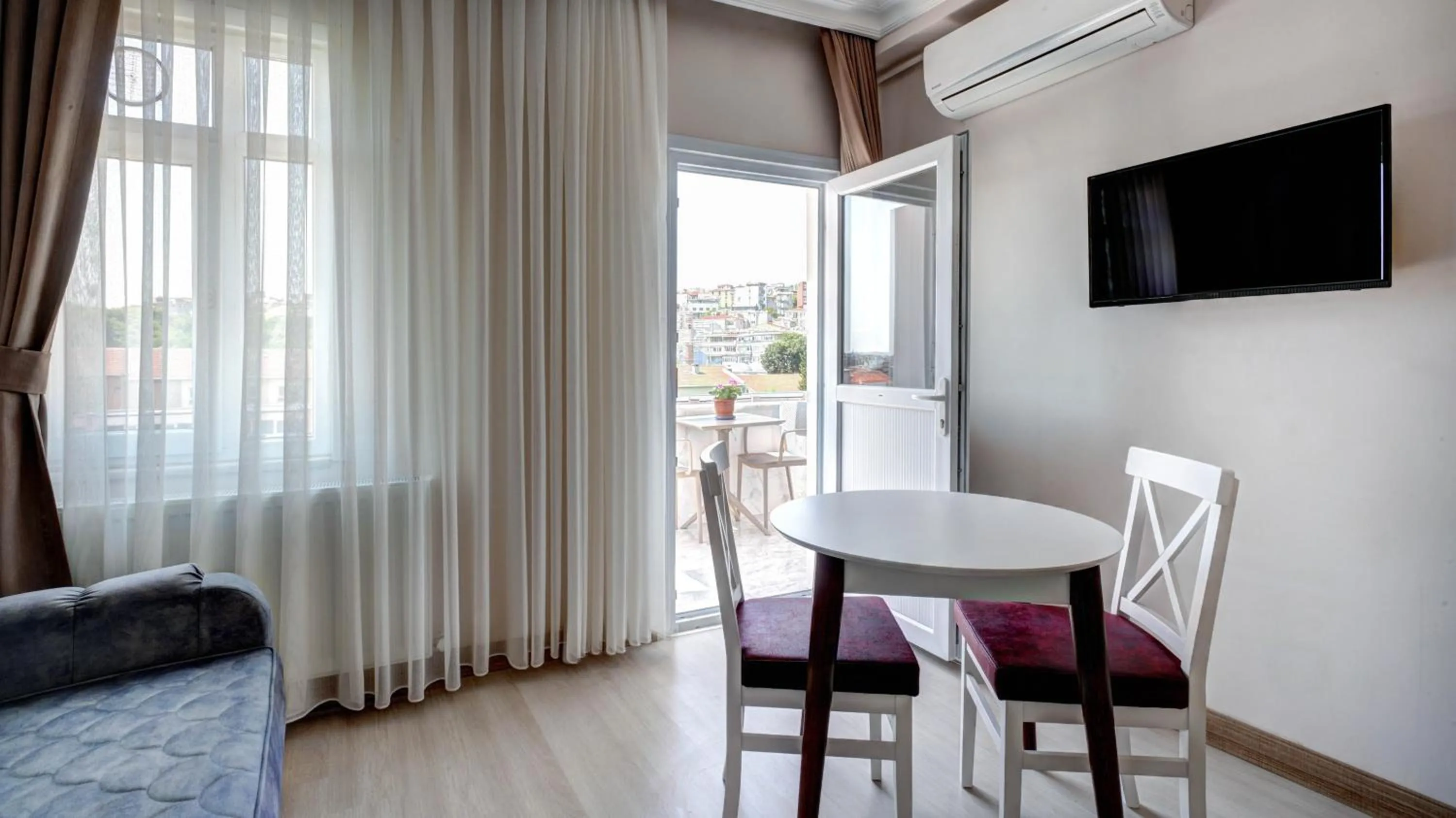 TV and multimedia in SEVEN ROSES APART HOTEL