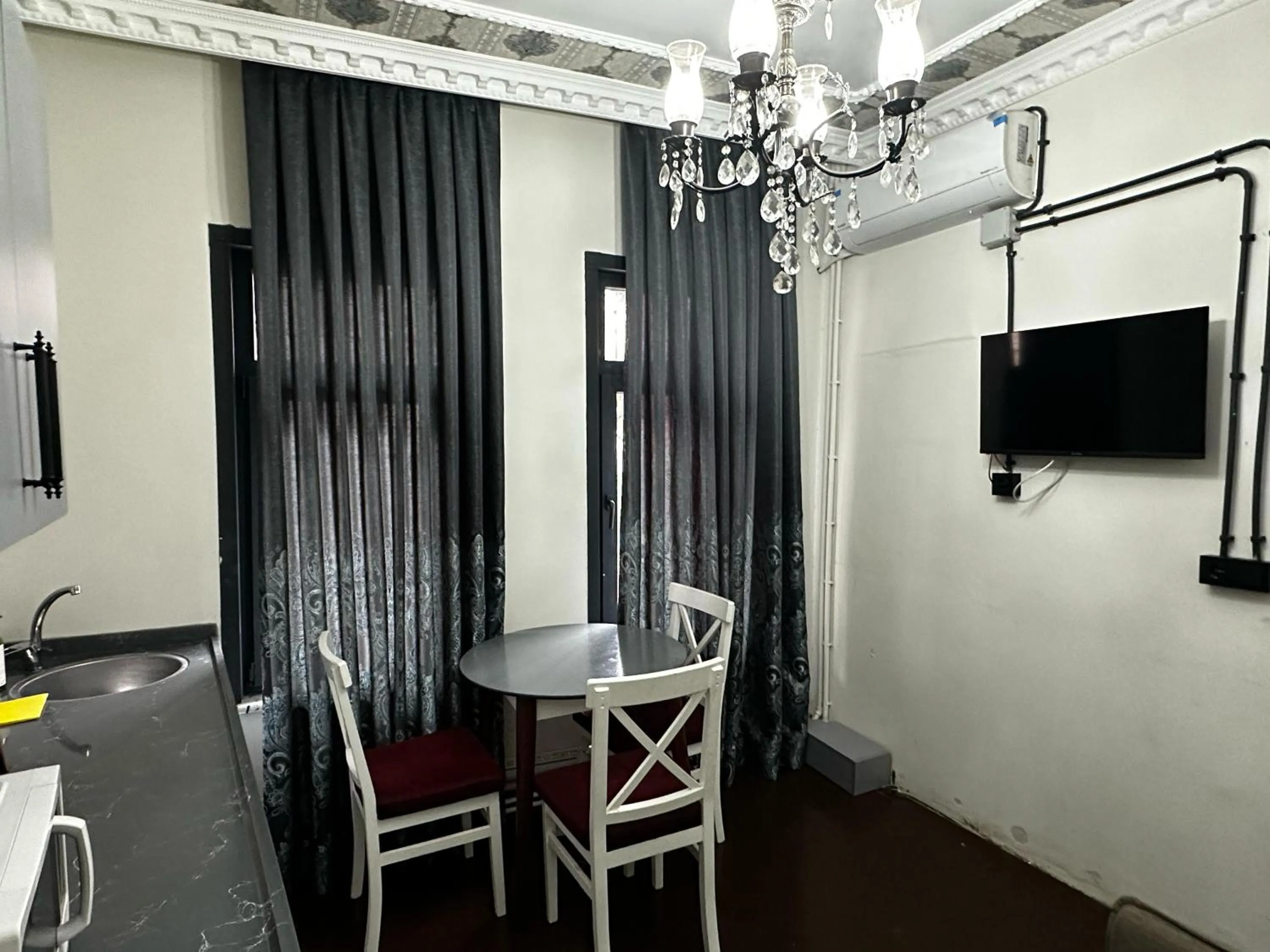 TV and multimedia in SEVEN ROSES APART HOTEL