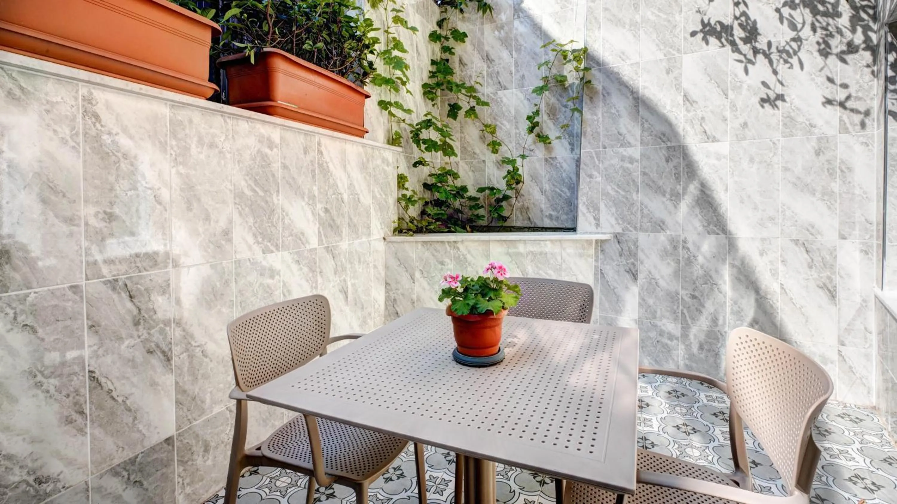 Garden in SEVEN ROSES APART HOTEL