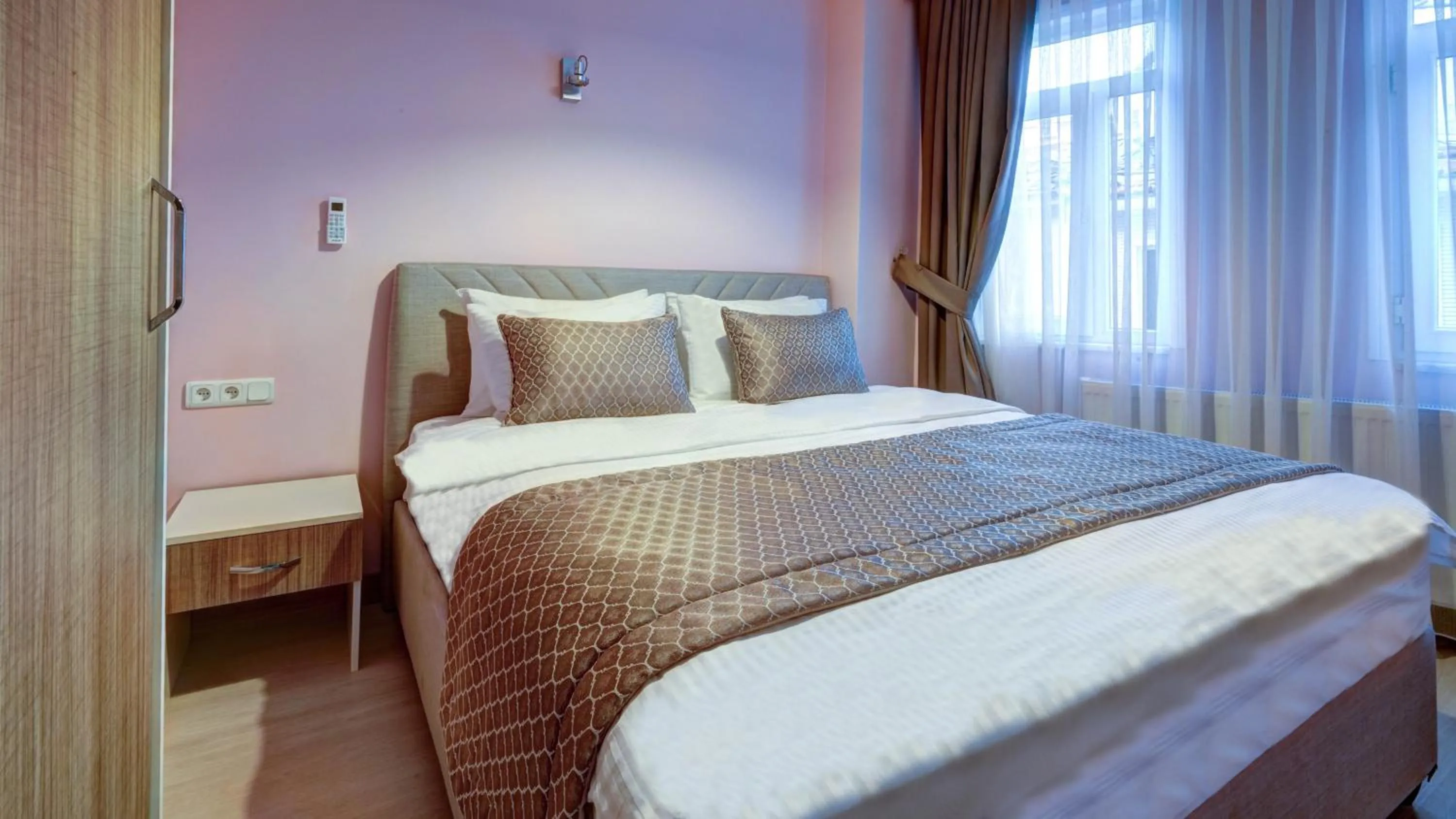 Bed in SEVEN ROSES APART HOTEL