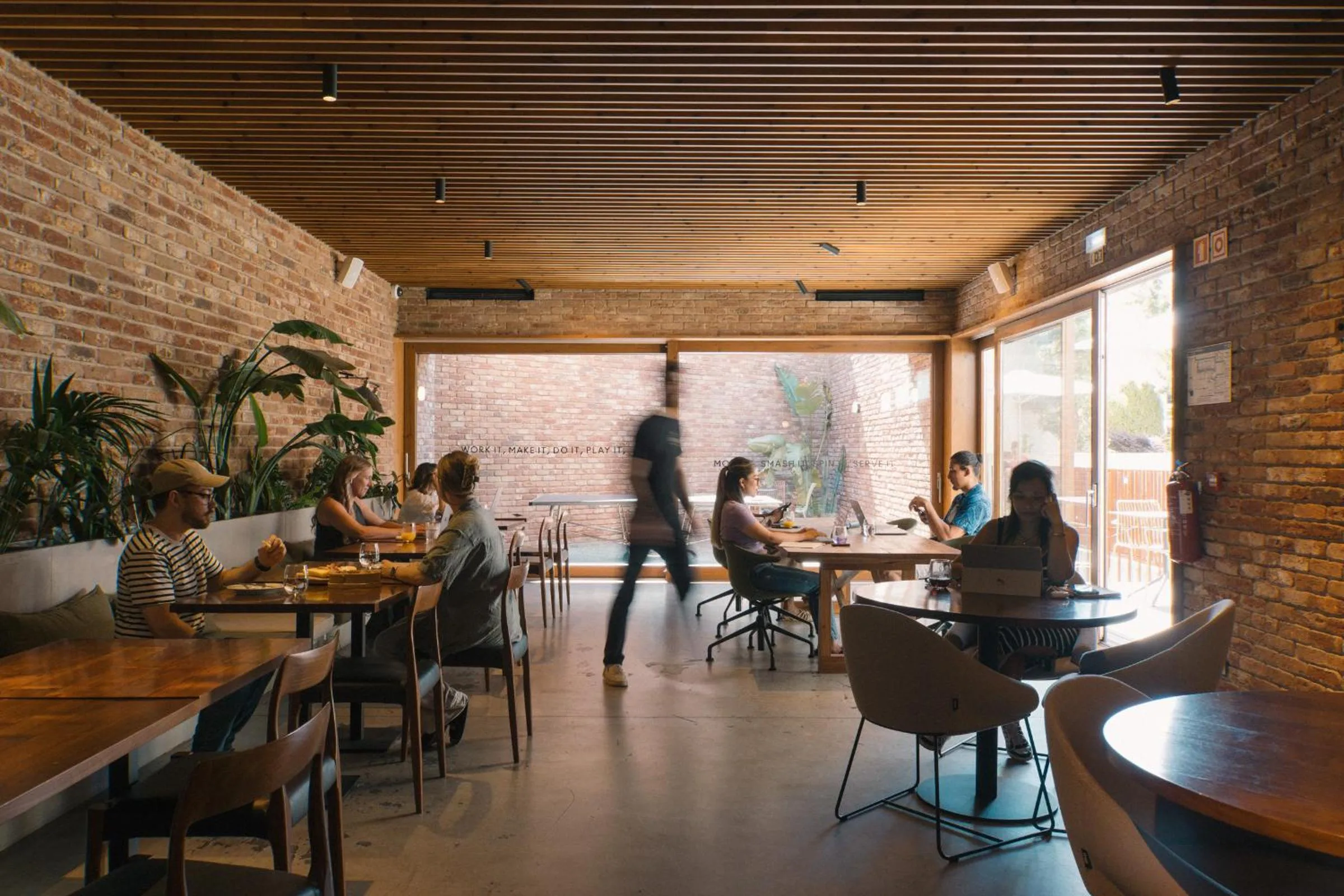 Dining area in Outsite Porto Mouco