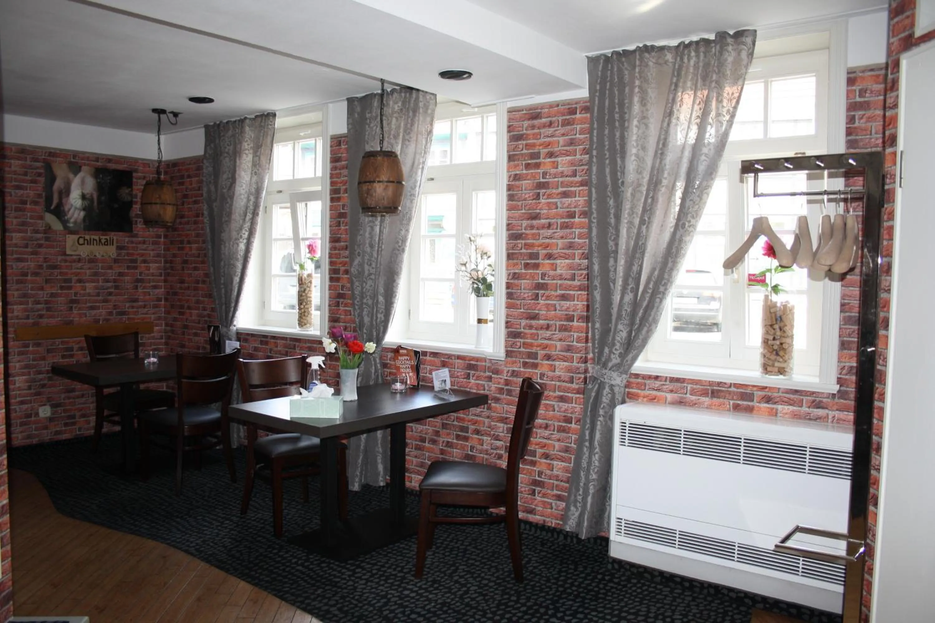 Restaurant/places to eat in Hotel & Restaurant Aragwi