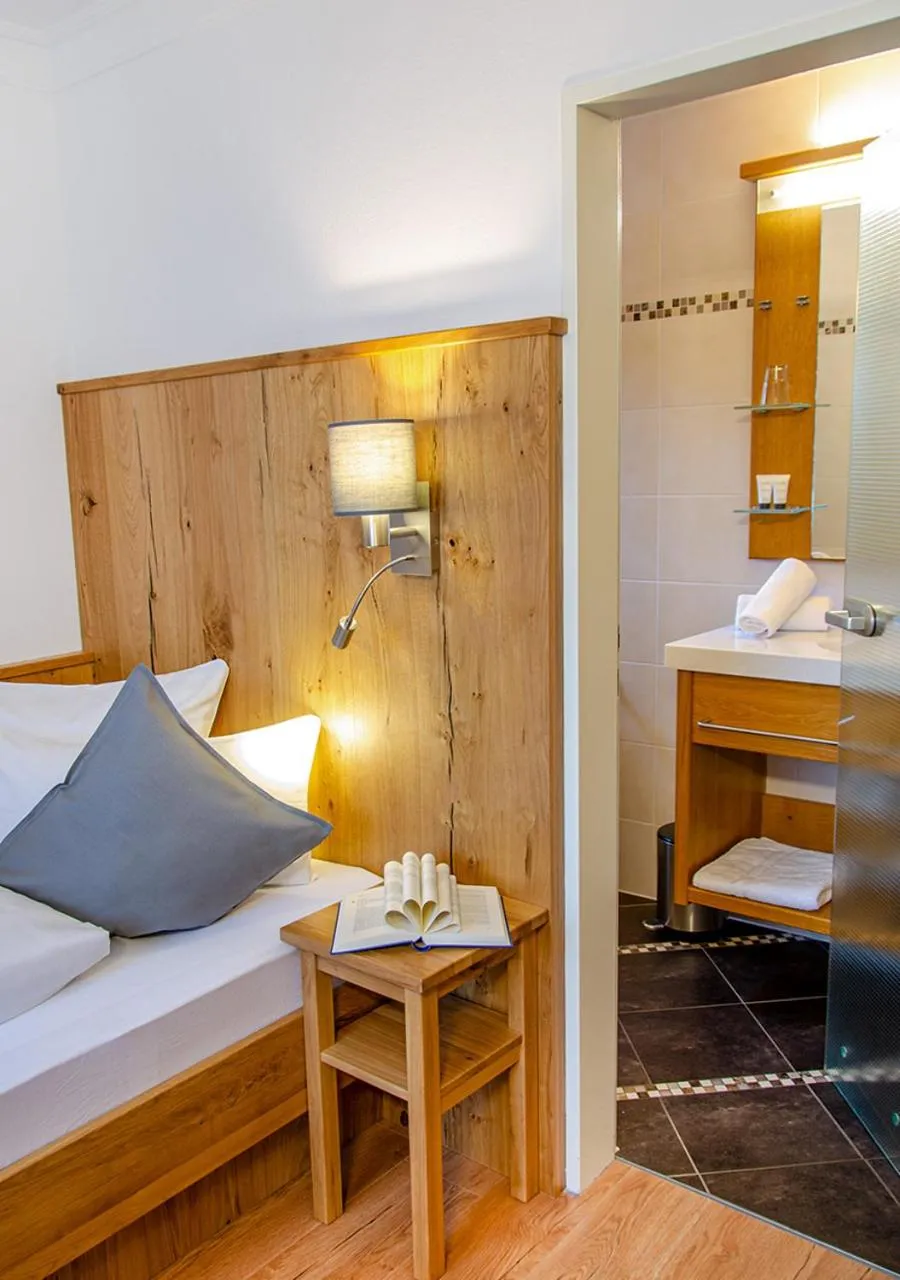 Photo of the whole room, Bed in Glashotel