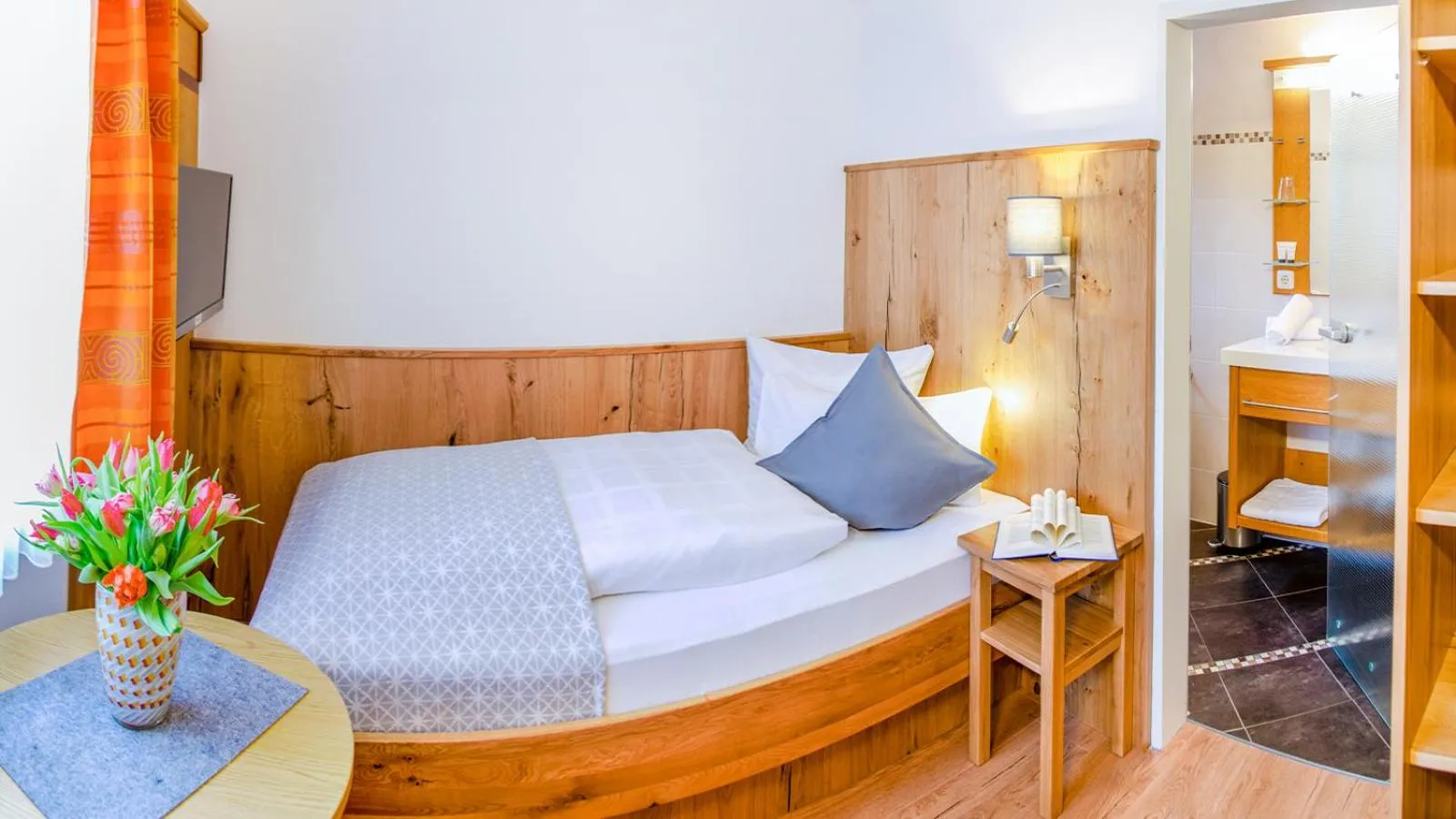 Photo of the whole room, Bed in Glashotel