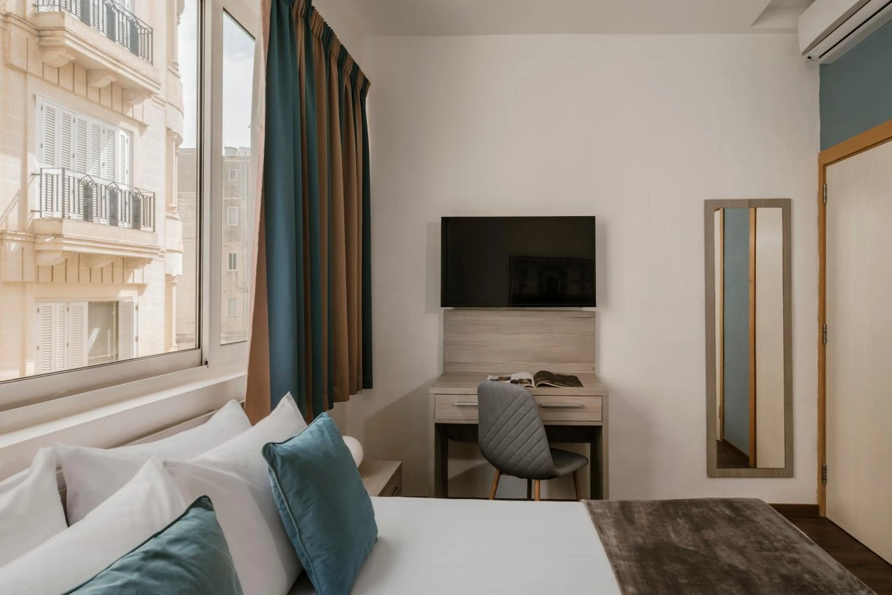 Photo of the whole room in The Howard Hotel