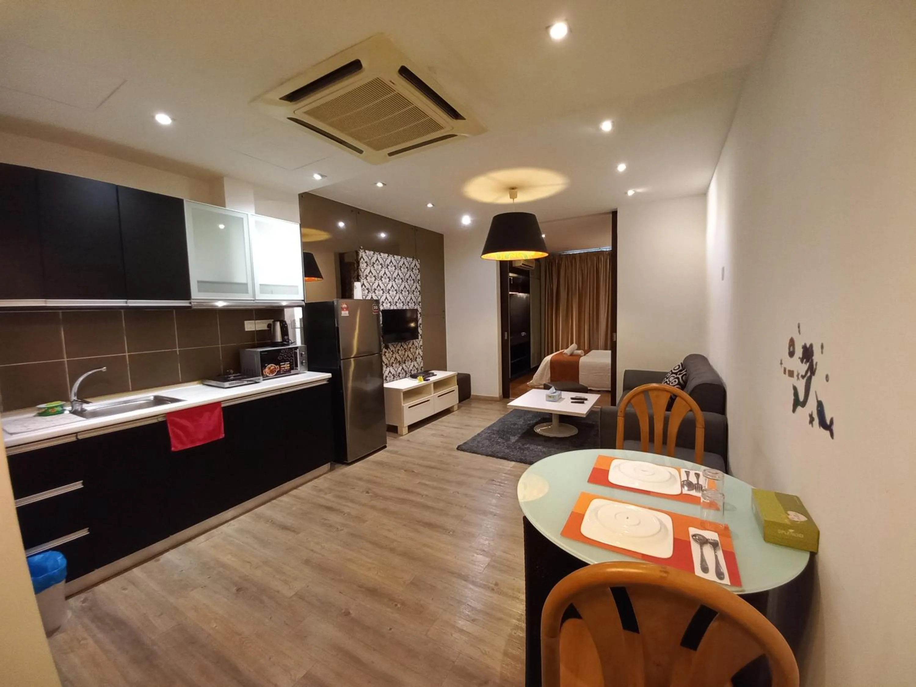 Dining area in One Maxim Residence at Taragon