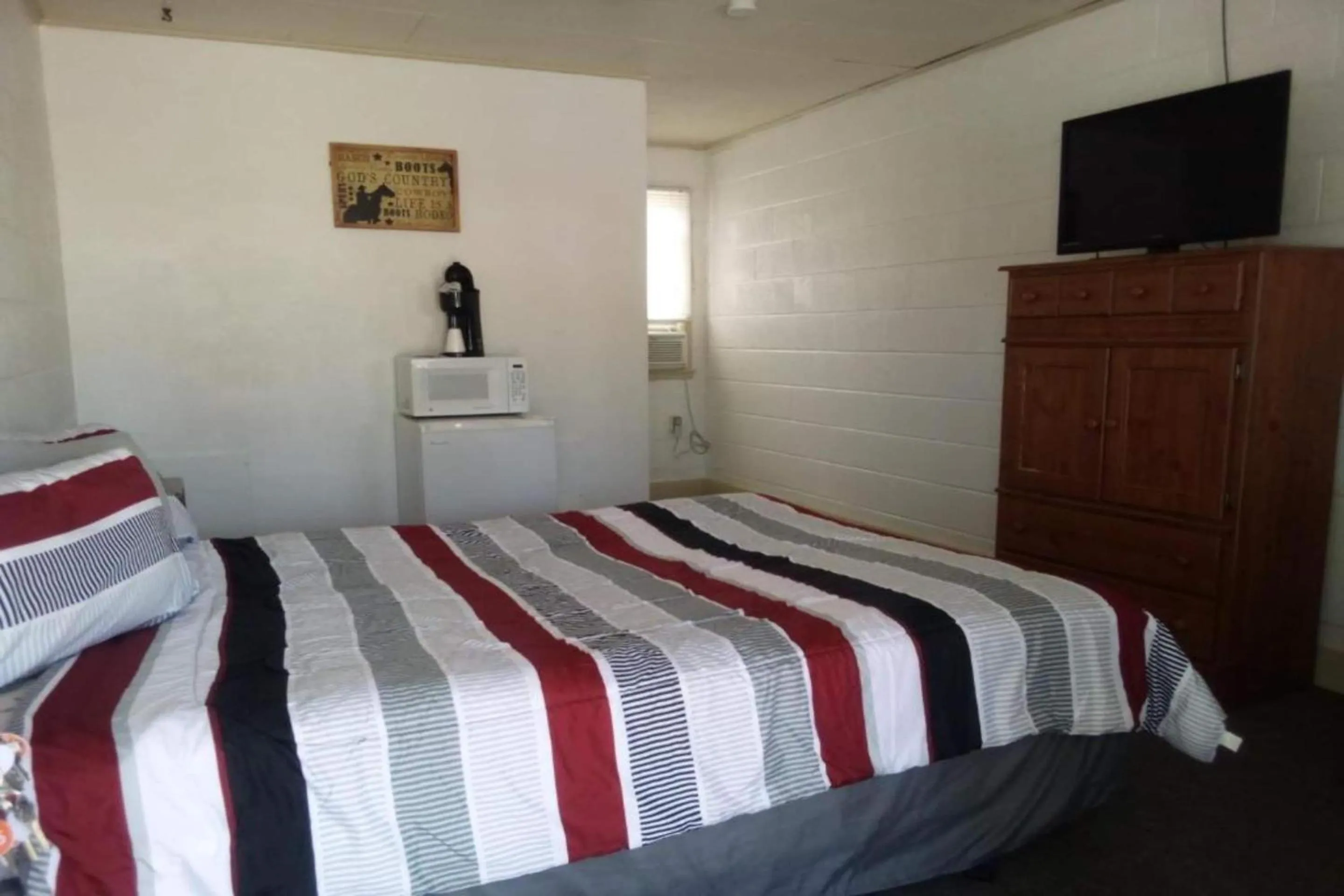 Bedroom, Bed in Love Hotels Murdo by OYO on Interstate 90