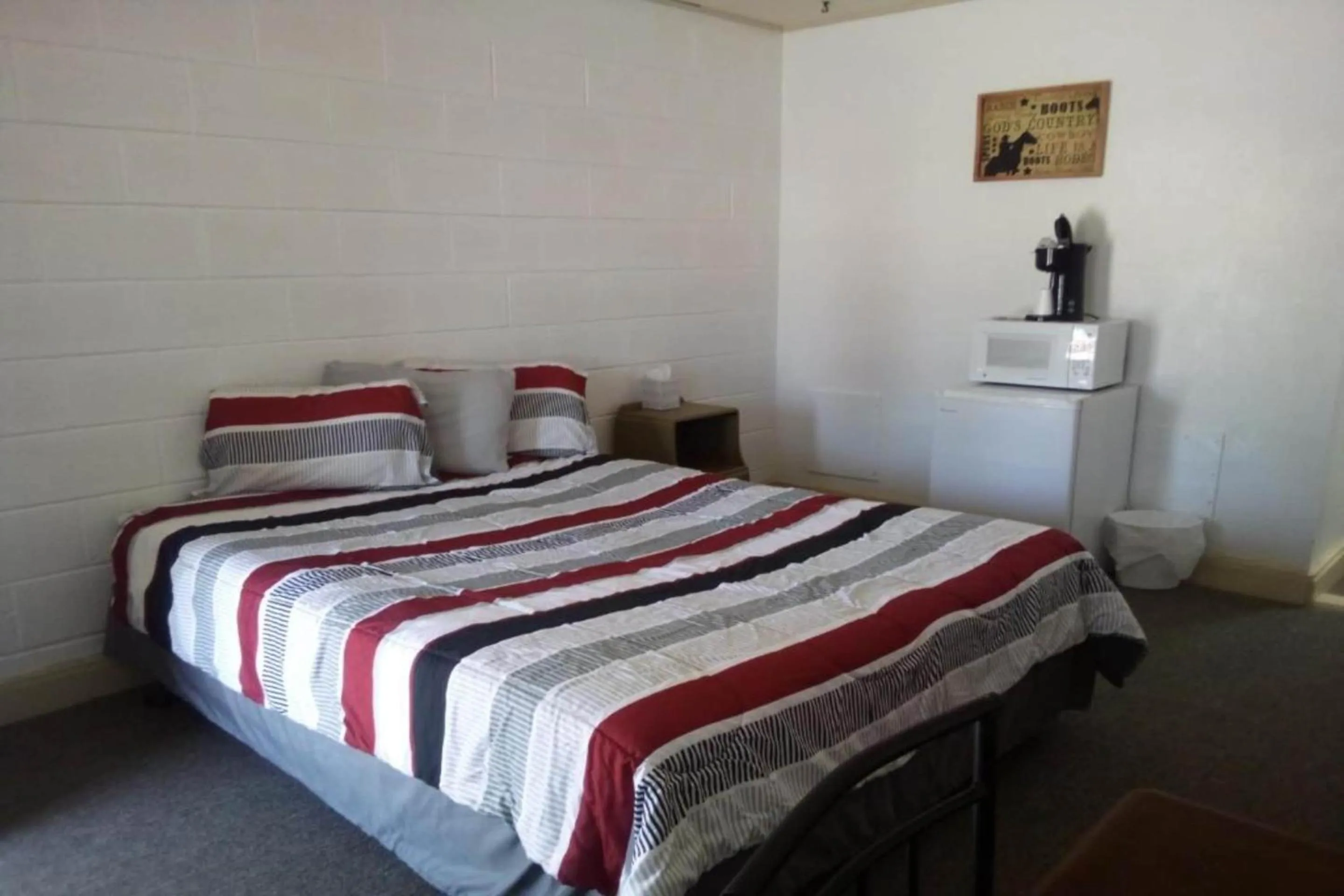 Bedroom, Bed in Love Hotels Murdo by OYO on Interstate 90