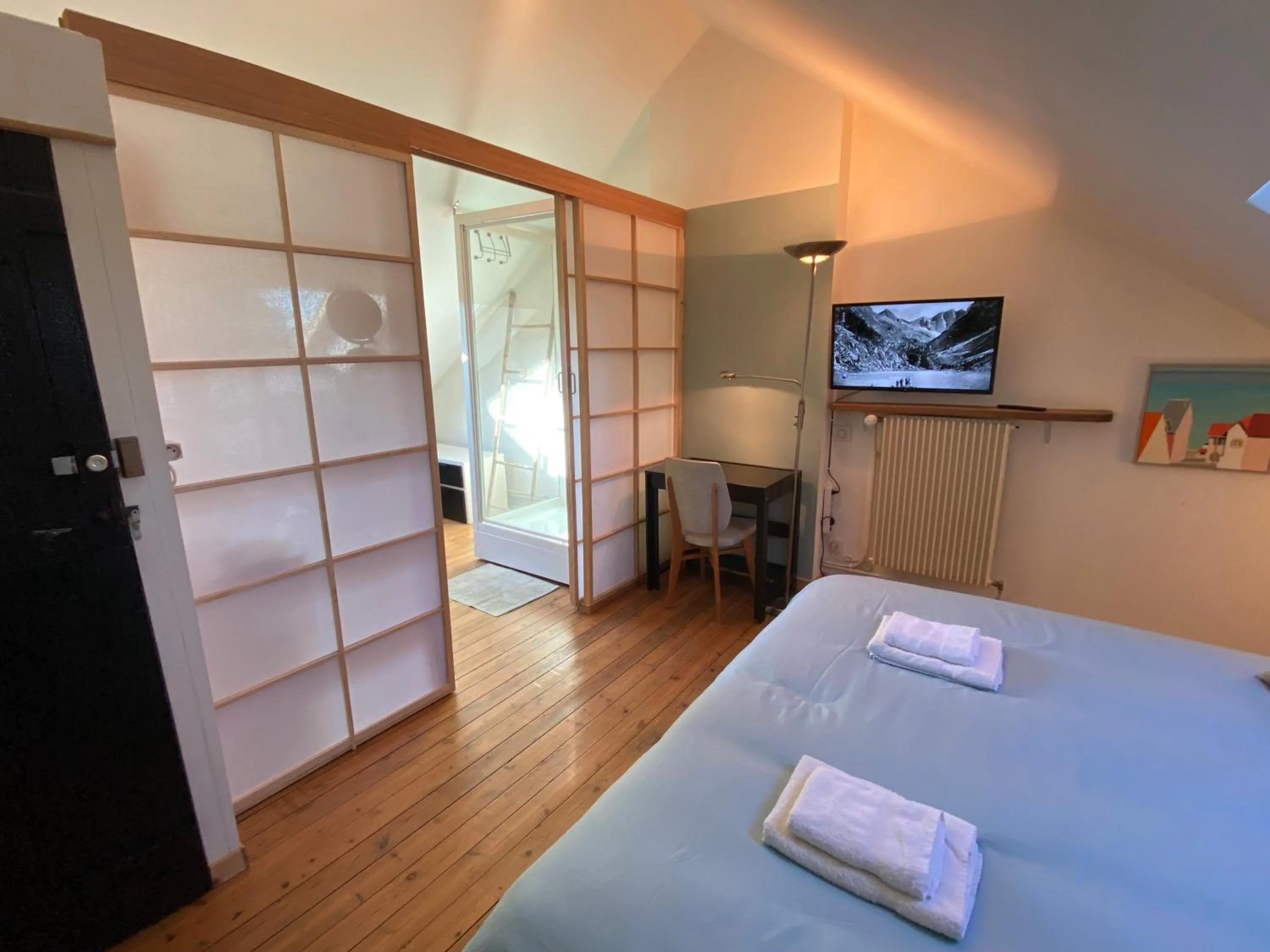 Shower, Bed in La Chambre Claire