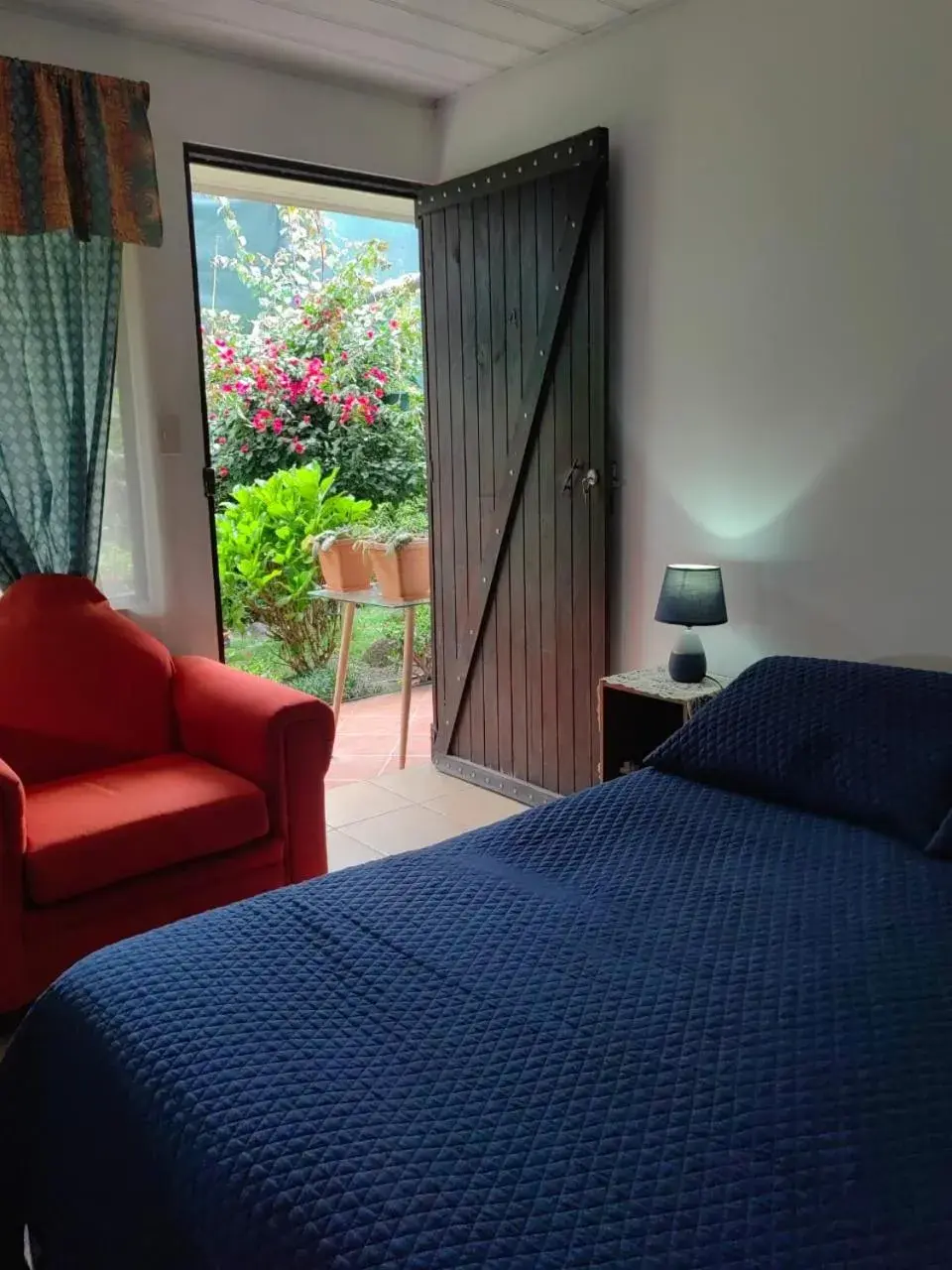 Queen Room - single occupancy in La Casa de Mamá Coyita Queen Room - single occupancy in La Casa de Mamá Coyita