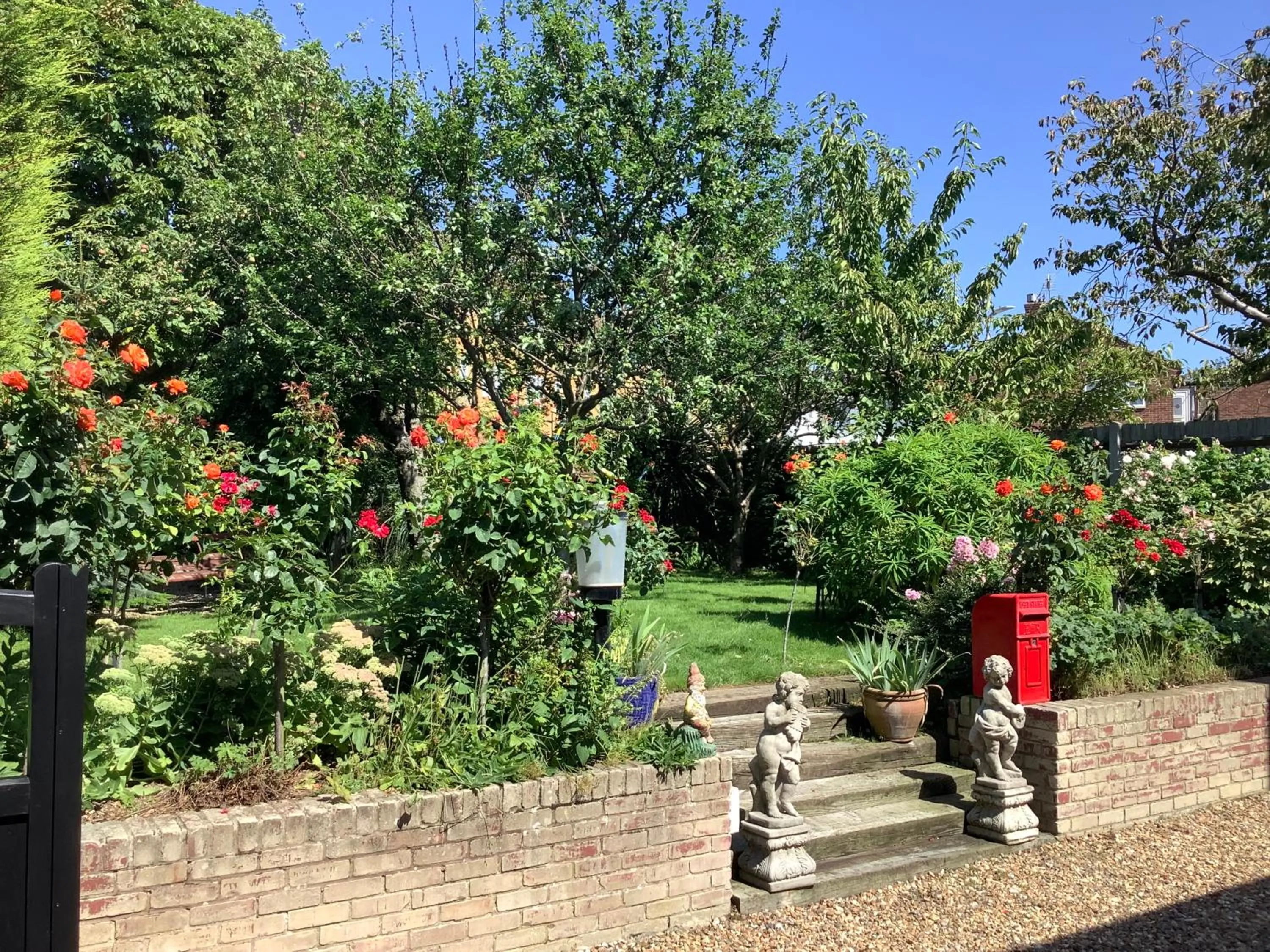 Property building in Swan Guest House LONDON - HEATHROW