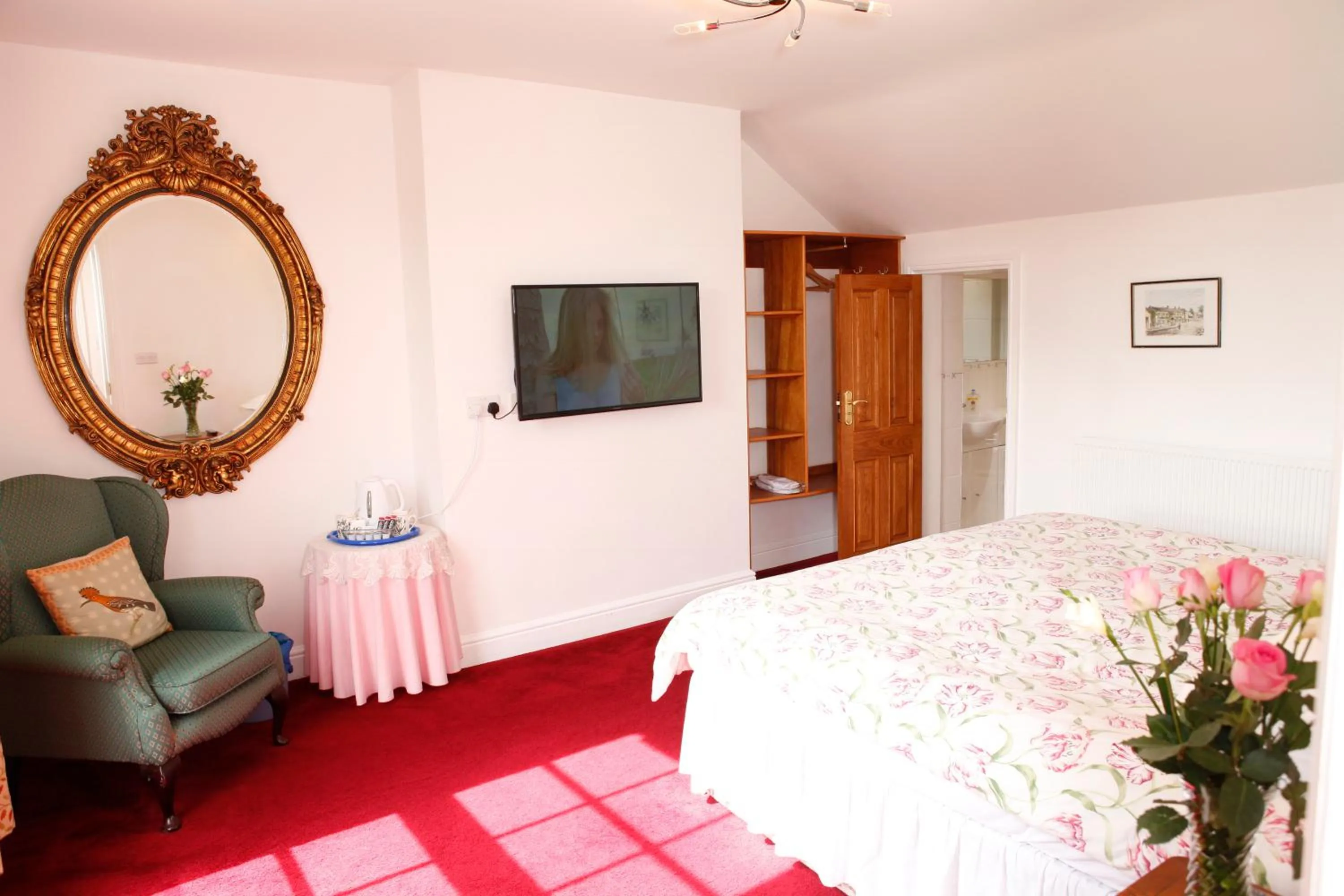 Photo of the whole room, Bed in Swan Guest House LONDON - HEATHROW