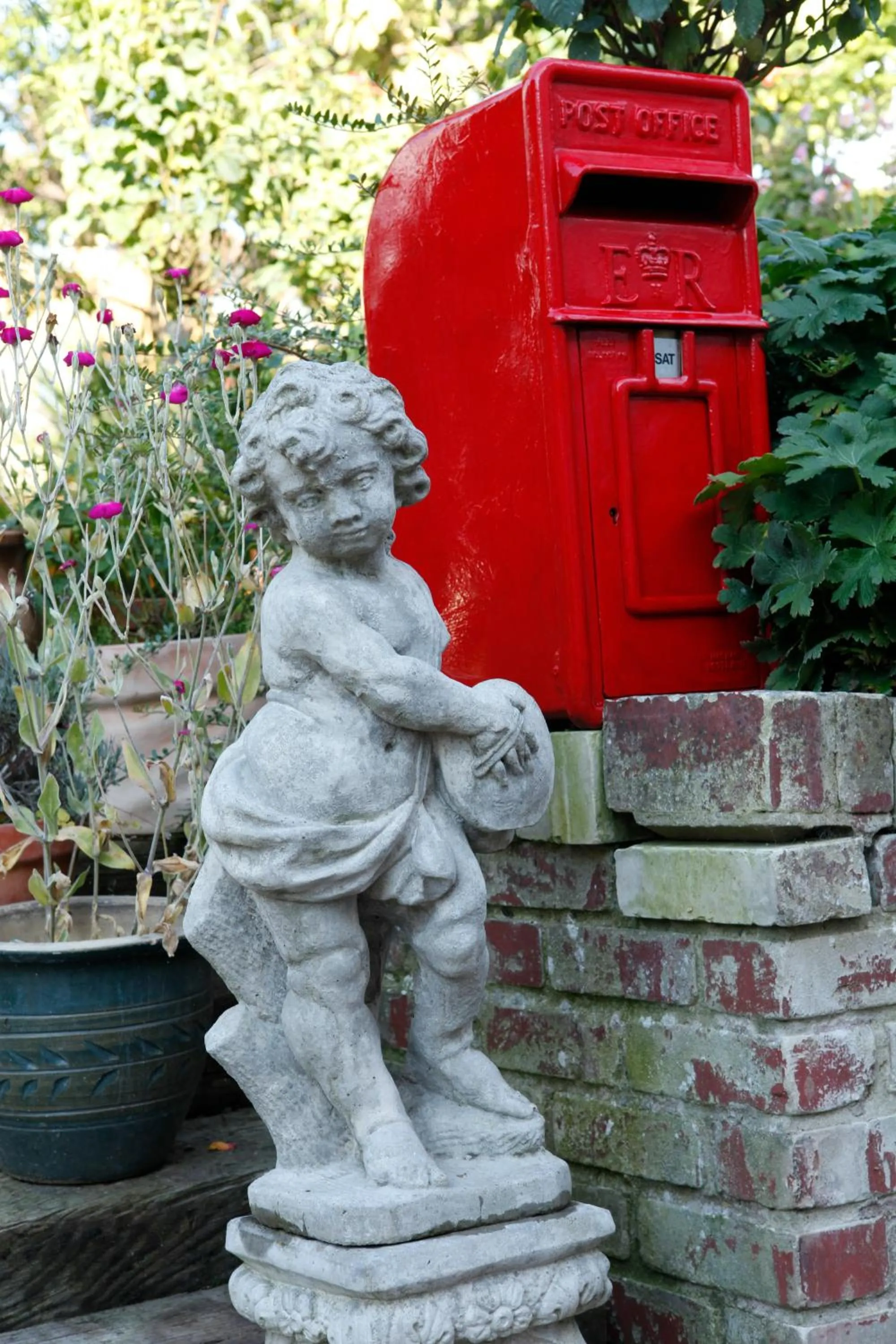 Garden view in Swan Guest House LONDON - HEATHROW