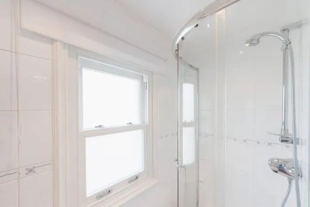 Bathroom in Swan Guest House LONDON - HEATHROW